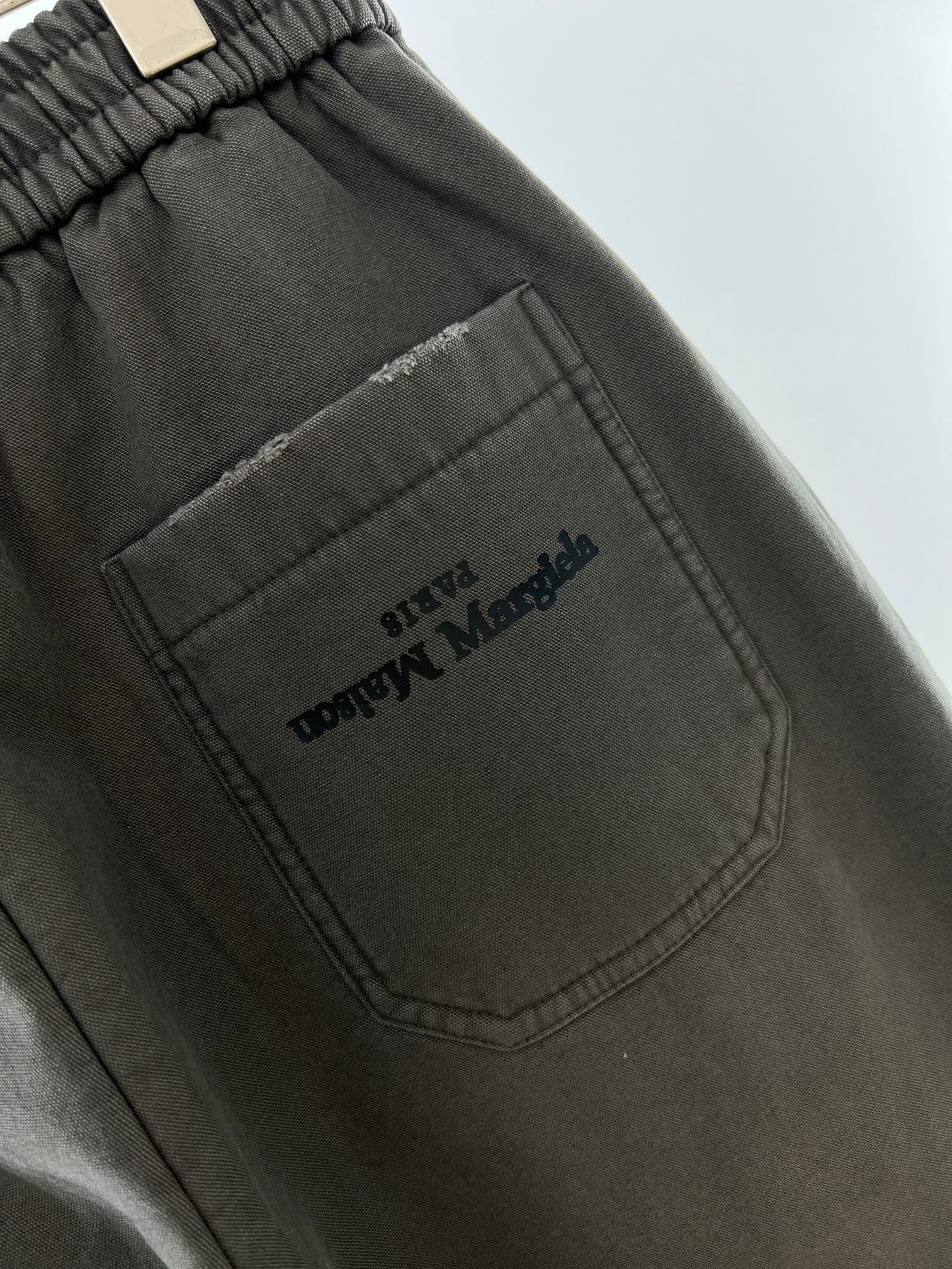 。 MM6水洗灰加绒工装裤把“随性酷感”穿在身上——这条MM6水洗灰工装裤，是秋冬穿搭的“风格作弊器”。