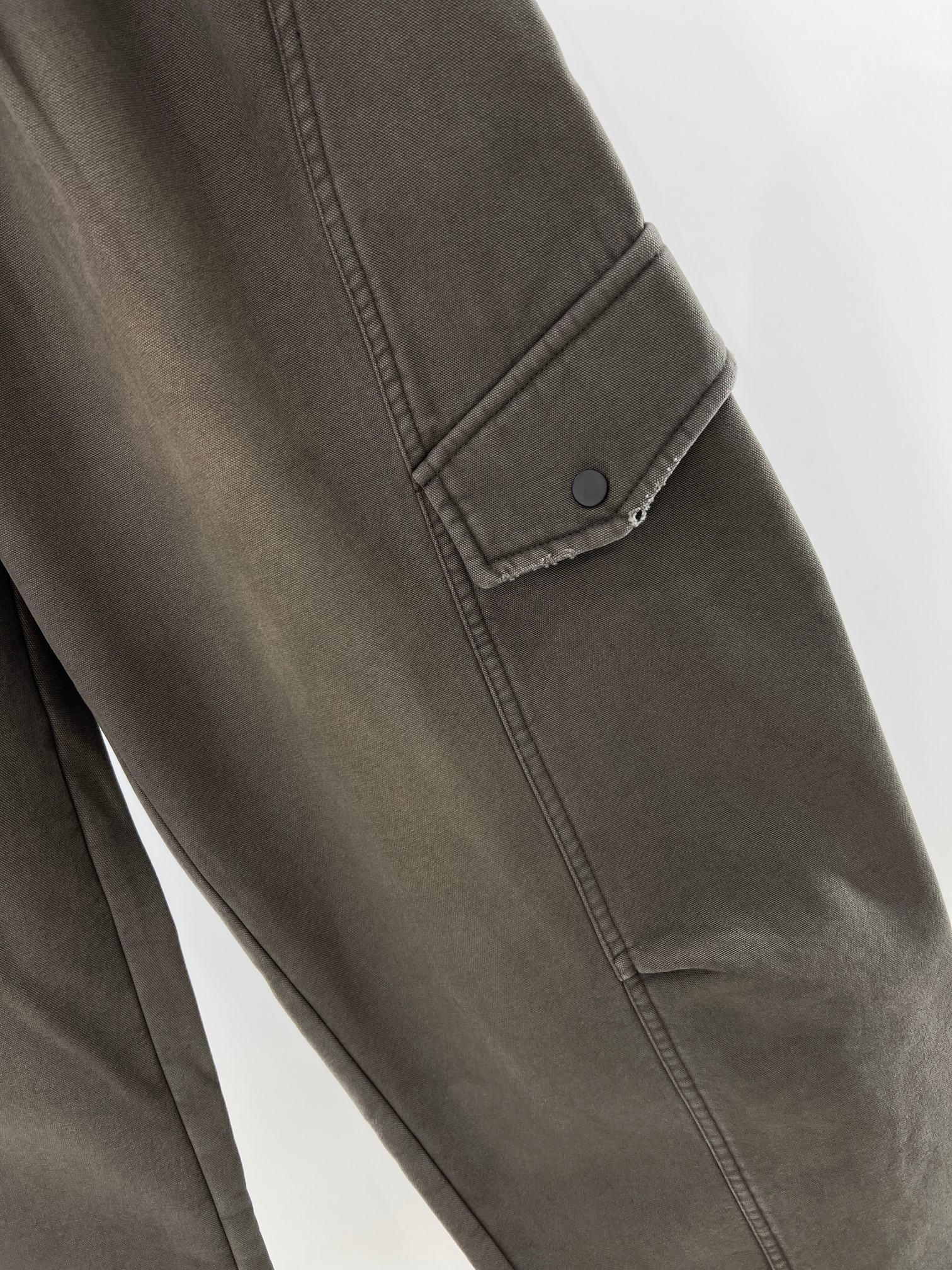 。 MM6水洗灰加绒工装裤把“随性酷感”穿在身上——这条MM6水洗灰工装裤，是秋冬穿搭的“风格作弊器”。