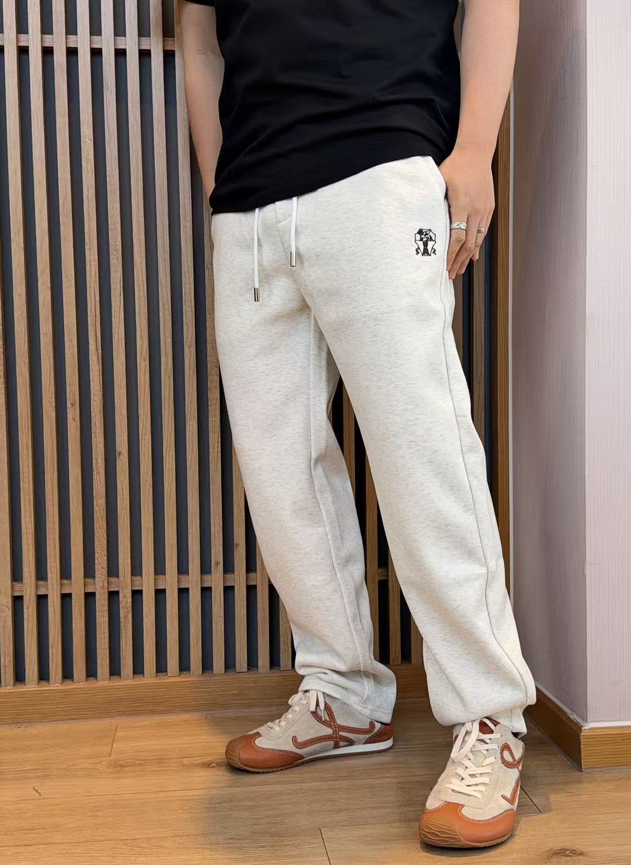 NO:684966,BC original high-quality wool fabric two-color wool trousers. This original wool trousers perfectly combines Italian elegance and comfort, making it a high-quality choice for your autumn and winter wardrobe.  Made of high-quality wool fabric, the texture is soft and delicate with just the right drape. It is skin-friendly and warm while easily outlining neat leg lines. It comes in two classic colors of off-white and black, suitable for various wearing scenarios. The equestrian knight embroidery on the side of the trousers is small and exquisite, highlighting the brand's iconic elements with delicate stitching; the metal nameplate on the back waist is engraved with the brand's full name, showing the luxury brand texture in a low-key manner.  Designed with a drawstring elastic waistband, it is easy to put on and take off and can adapt to different waist sizes. The loose and straight version is very tolerant to the body shape. Whether it is paired with a simple sweater to create a casual style, or a knitted sweater to create a light and luxurious commuting feel, it can be easily controlled. The neat stitching and three-dimensional tailoring in the details reflect the exquisite craftsmanship and high-end quality of the BC brand. It is a piece not to be missed by those who pursue texture and comfort. Color Black White  Size 31-36,,hoodie,sweatshirts,19860909BC原厂高品质羊毛面料两色羊毛裤 这款原厂羊毛裤将意式优雅与舒适穿着完美融合,成为秋冬衣橱的质感之选. 甄选高品质羊毛面料打造,质地柔软细腻且带有恰到好处的垂坠感,亲肤保暖的同时,能轻松勾勒出利落的腿部线条,米白、黑色两款经典配色,适配各种穿搭场景.裤身侧边的马术骑士刺绣小巧精致,以细腻针脚彰显品牌标志性元素；后腰处的金属铭牌刻有品牌全称,低调间流露奢牌质感. 采用抽绳松紧腰头设计,穿脱便利且能适配不同腰围,宽松直筒的版型对身材包容性极强,无论是搭配简约卫衣打造休闲风,还是搭配针织衫营造轻奢通勤感,都能轻松驾驭.细节处的工整缝线、立体剪裁,处处体现BC品牌的精湛工艺与高端品质,是追求质感与舒适的穿搭爱好者不容错过的单品. 颜色黑色 白色 尺码31-36,,hoodie,sweatshirts,,Men's clothing