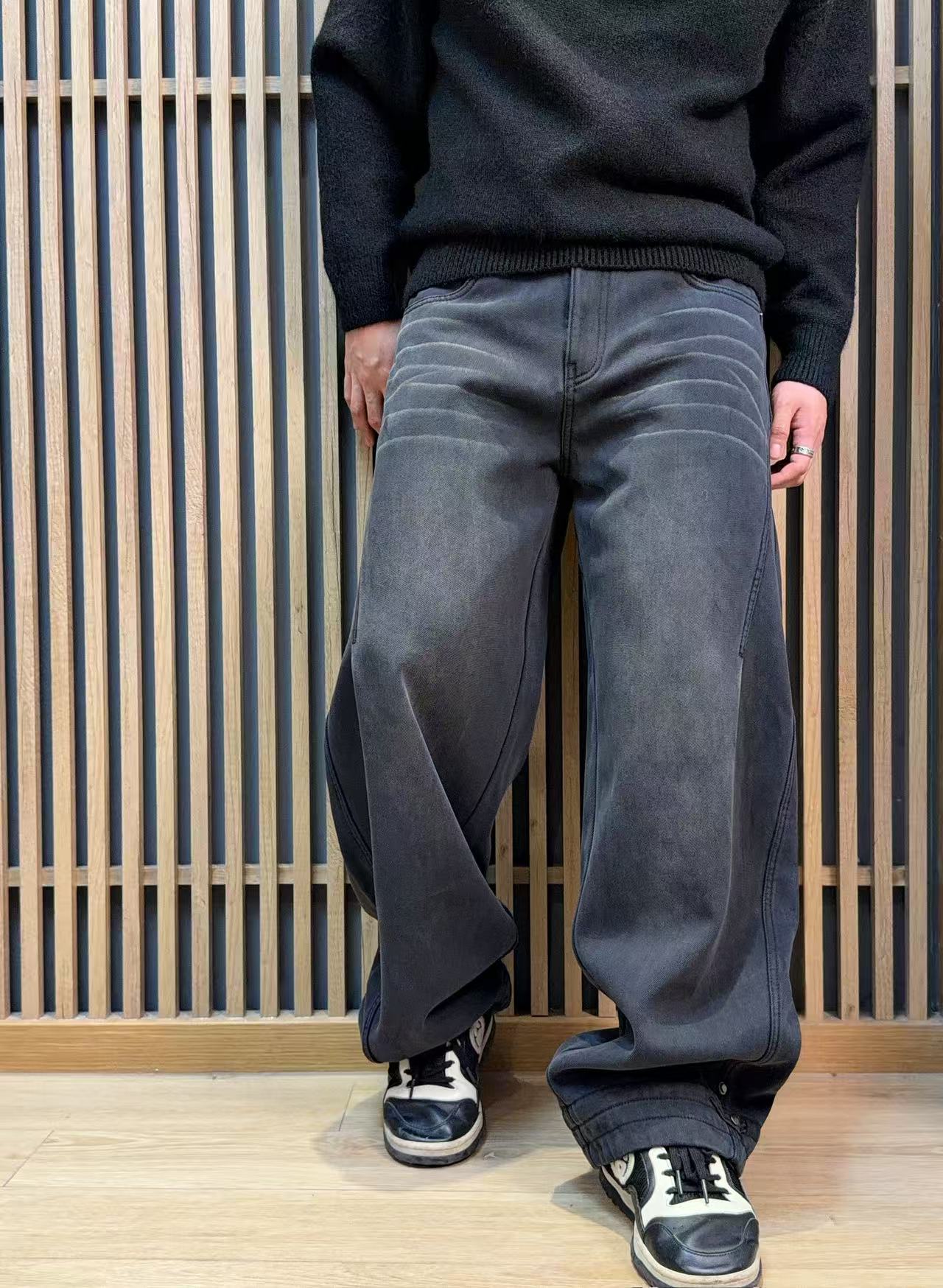 NO:684963,Heavy-duty model ~ BV washed water-grey corrugated velvet jeans. BV's heavy-duty washed water-gray corrugated velvet jeans combine the brand's exquisite clothing craftsmanship with the retro texture of denim fabrics. With unique washed ripples, soft tannin texture and warm velvet lining, they create winter trousers that are both beautiful and practical. They are a collectible item for high-end denim lovers.  The soft denim fabric made of combed cotton abandons the stiffness of traditional tannins and is soft and waxy to the touch while retaining the sinewy feel of tannins, making it non-restrictive when worn. The fabric is treated with pre-washing water and is not easy to shrink or fade. At the same time, it gives the fabric a delicate matte high-end luster, showing texture in a low-key manner.  The double process of manual stone washing + enzyme washing is used to create a natural gray-toned ripple texture on the pants body. The gradient textures are distributed in an orderly manner. Each texture is a unique 'handmade trace'; the washing process makes the denim fabric more retro and old-fashioned, and the gray-toned color matching also makes the matching more inclusive.  The lining is composed of skin-friendly suede, which is fine and soft. It can keep you warm and sweat-free when worn in autumn and winter. It also enhances the drape of the fabric and makes the draping arc of the trousers smoother. It adopts a scimitar cut with high waist and wide legs, showing a natural arc from the crotch to the trouser legs, which can modify the leg shape and create a casual sense of relaxation. The trousers are just right in looseness, which not only retains the coolness of tannins, but also takes into account the ease of daily wear. Color gray  Size XS-L,,bottega veneta,jeans,19860909重工款~BV洗水灰波纹加绒牛仔裤 BV这款重工洗水灰波纹加绒牛仔裤,将品牌精湛的制衣工艺与丹宁面料的复古质感融合,以独特的洗水波纹、柔软的丹宁肌理和温暖的加绒内里,打造出兼具颜值与实用性的冬日裤装,是高阶丹宁爱好者的收藏级单品. 选用精梳棉打造的软牛仔面料,摒弃传统丹宁的硬挺感,触之软糯且保留了丹宁的筋骨感,穿着无束缚感；面料经预洗水工艺处理,不易缩水、掉色,同时赋予面料细腻的哑光高级光泽,低调中尽显质感. 采用手工石洗+酵素洗的双重工艺,在裤身打造出自然的灰调波纹纹理,深浅渐变的纹路分布错落有致,每一条的纹理都是独一无二的“手工痕迹”；洗水工艺让丹宁面料更具复古做旧氛围,灰调配色也让搭配更具包容性. 内里复合亲肤绒面,绒质细密柔软,秋冬穿着锁温保暖不闷汗,同时增强了面料的垂坠感,让裤型的垂坠弧度更流畅.采用高腰阔腿的弯刀剪裁,从胯部到裤脚呈现自然的弧度,能够修饰腿型的同时,营造出随性的松弛感；裤管的宽松度恰到好处,既保留了丹宁的酷感,又兼顾了日常穿着的自在性. 颜色灰色 尺码XS-L,,bottega veneta,jeans,,Men's clothing