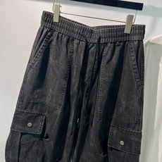 。 BV蜡洗双口袋工装裤|松弛感与工业美学的碰撞当极简主义遇上工装基因,这条裤子重新定义了日常穿搭的高级 。 BV蜡洗双口袋工装裤|松弛感与工业美学的碰撞当极简主义遇上工装基因,这条裤子重新定义了日常穿搭的高级