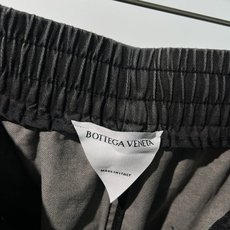 。 BV蜡洗双口袋工装裤|松弛感与工业美学的碰撞当极简主义遇上工装基因,这条裤子重新定义了日常穿搭的高级 。 BV蜡洗双口袋工装裤|松弛感与工业美学的碰撞当极简主义遇上工装基因,这条裤子重新定义了日常穿搭的高级
