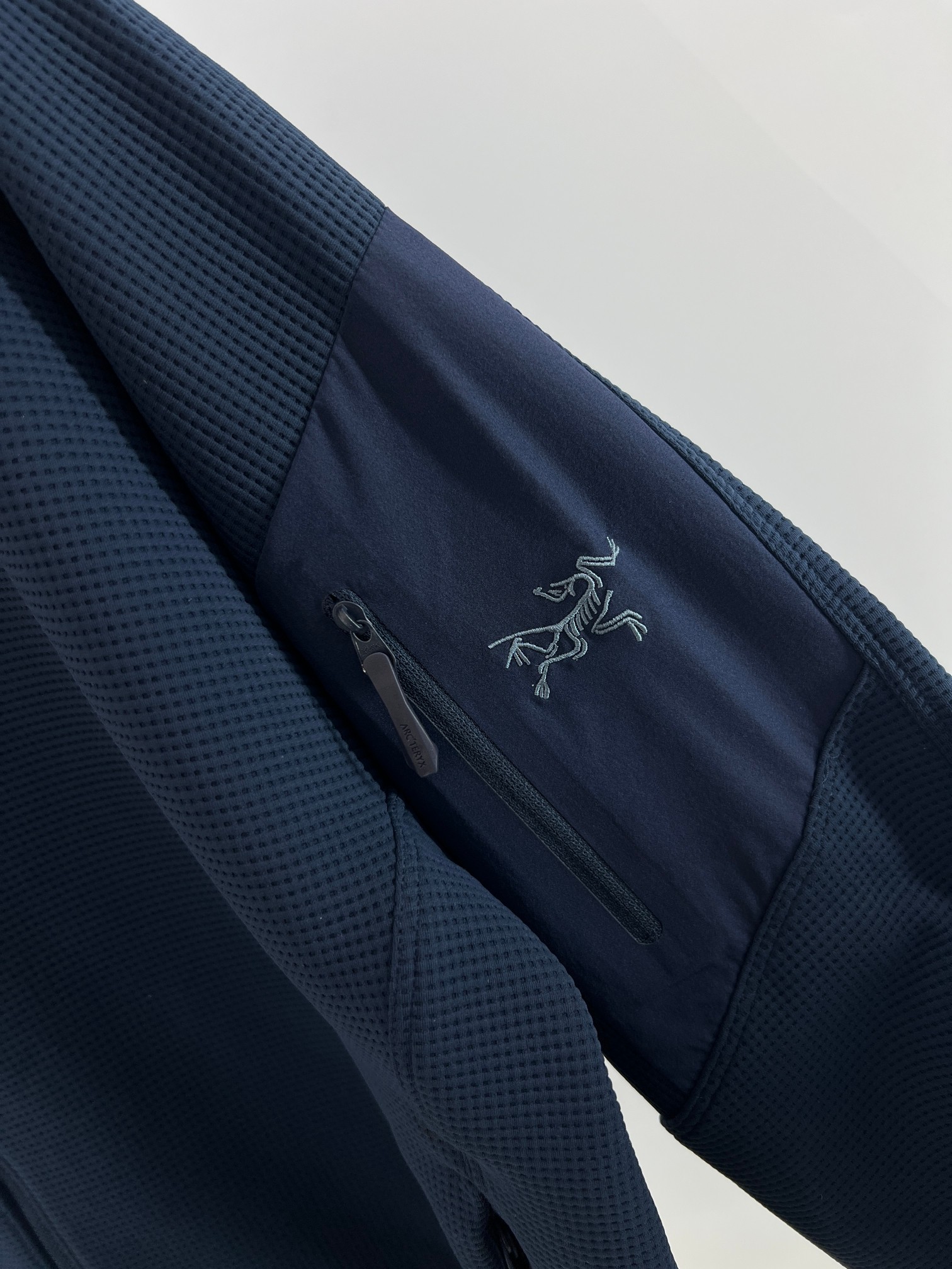 。 新品出货。鸟Olera 华夫格26FW刺绣logo保暖舒适简约连帽夹克外套。顶级刺绣。面料 辅料1: