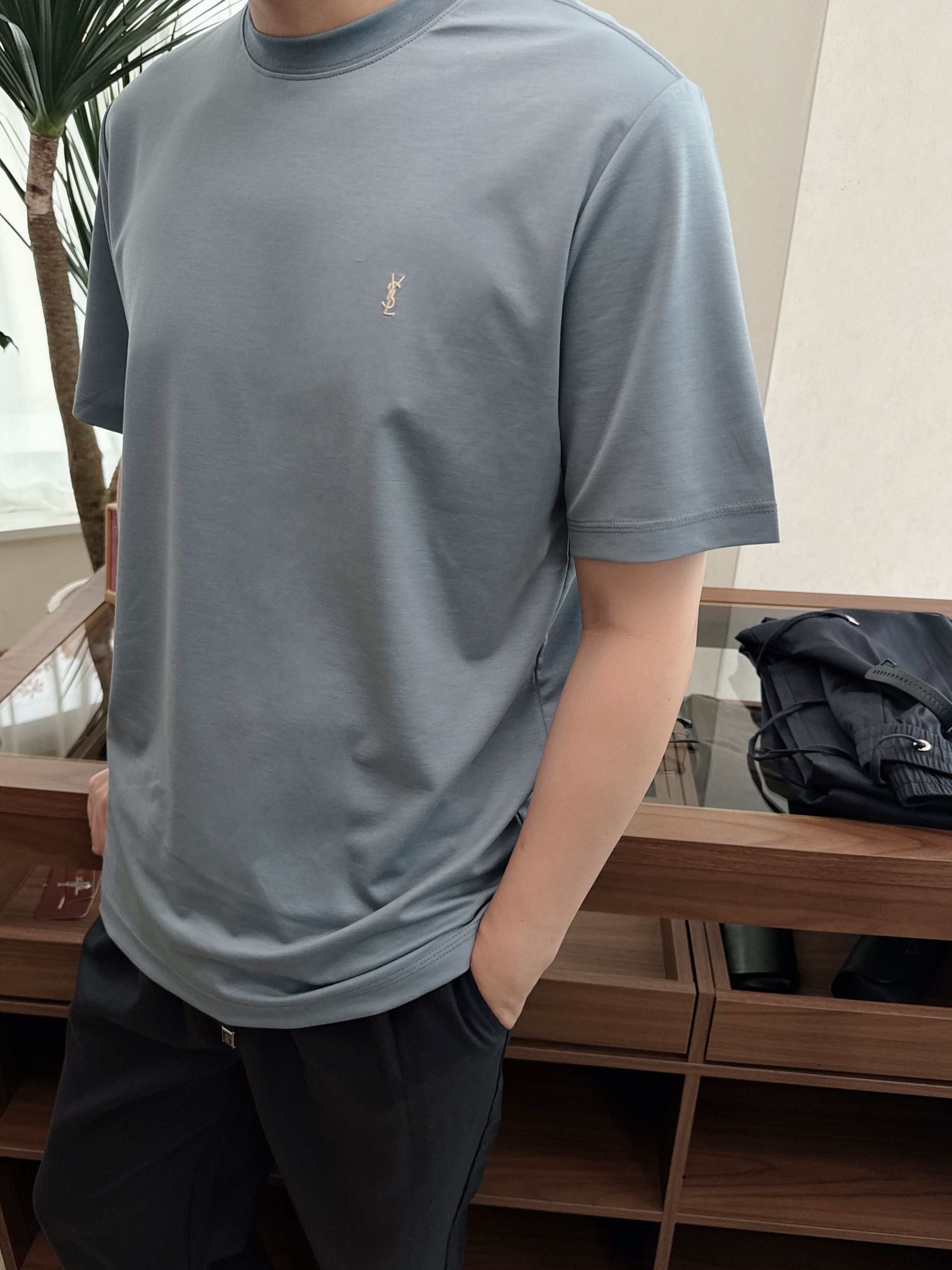 YSL高端品~情侣款雾霾蓝短袖T恤 这款雾霾蓝短袖，尽显法式优雅格调。经典圆领设计，简约大方，适配各种场