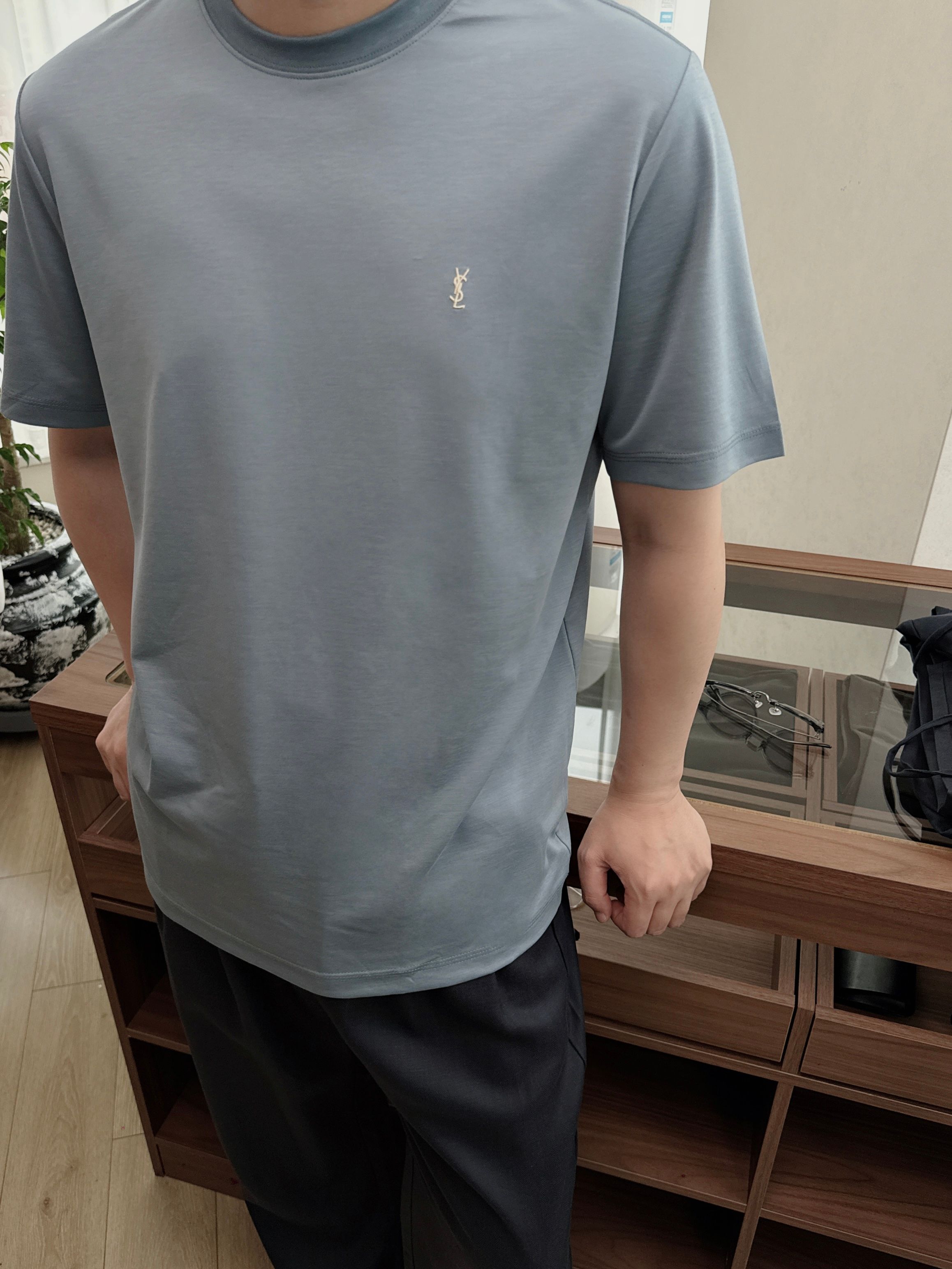 YSL高端品~情侣款雾霾蓝短袖T恤 这款雾霾蓝短袖，尽显法式优雅格调。经典圆领设计，简约大方，适配各种场