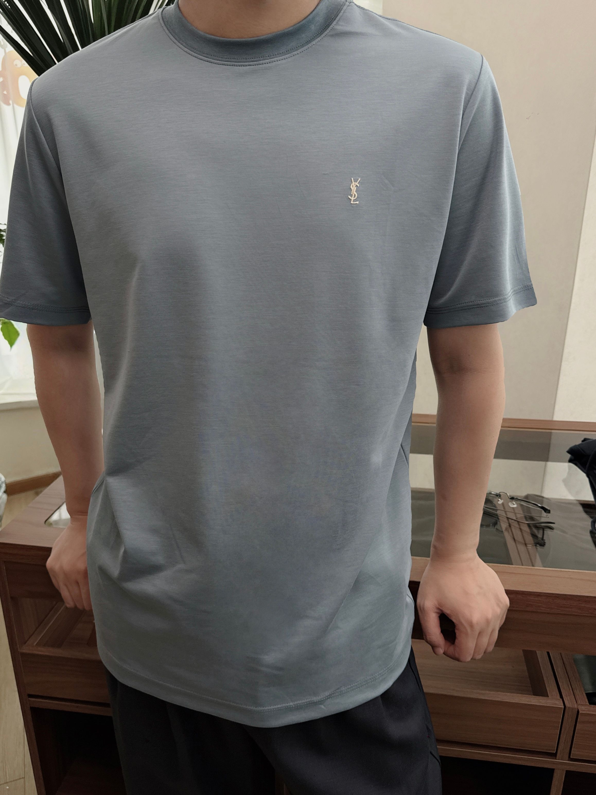 YSL高端品~情侣款雾霾蓝短袖T恤 这款雾霾蓝短袖，尽显法式优雅格调。经典圆领设计，简约大方，适配各种场
