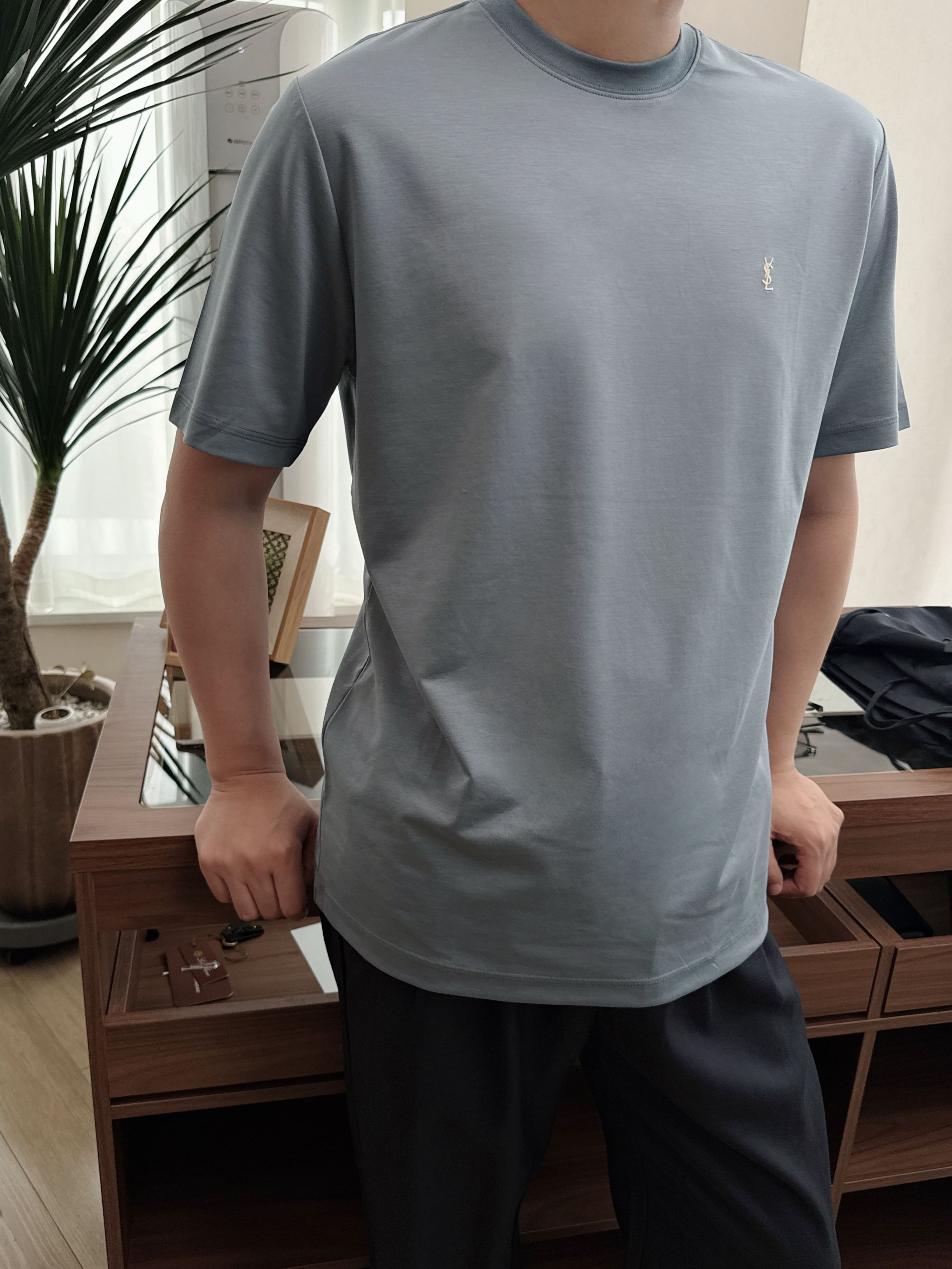 YSL高端品~情侣款雾霾蓝短袖T恤 这款雾霾蓝短袖，尽显法式优雅格调。经典圆领设计，简约大方，适配各种场