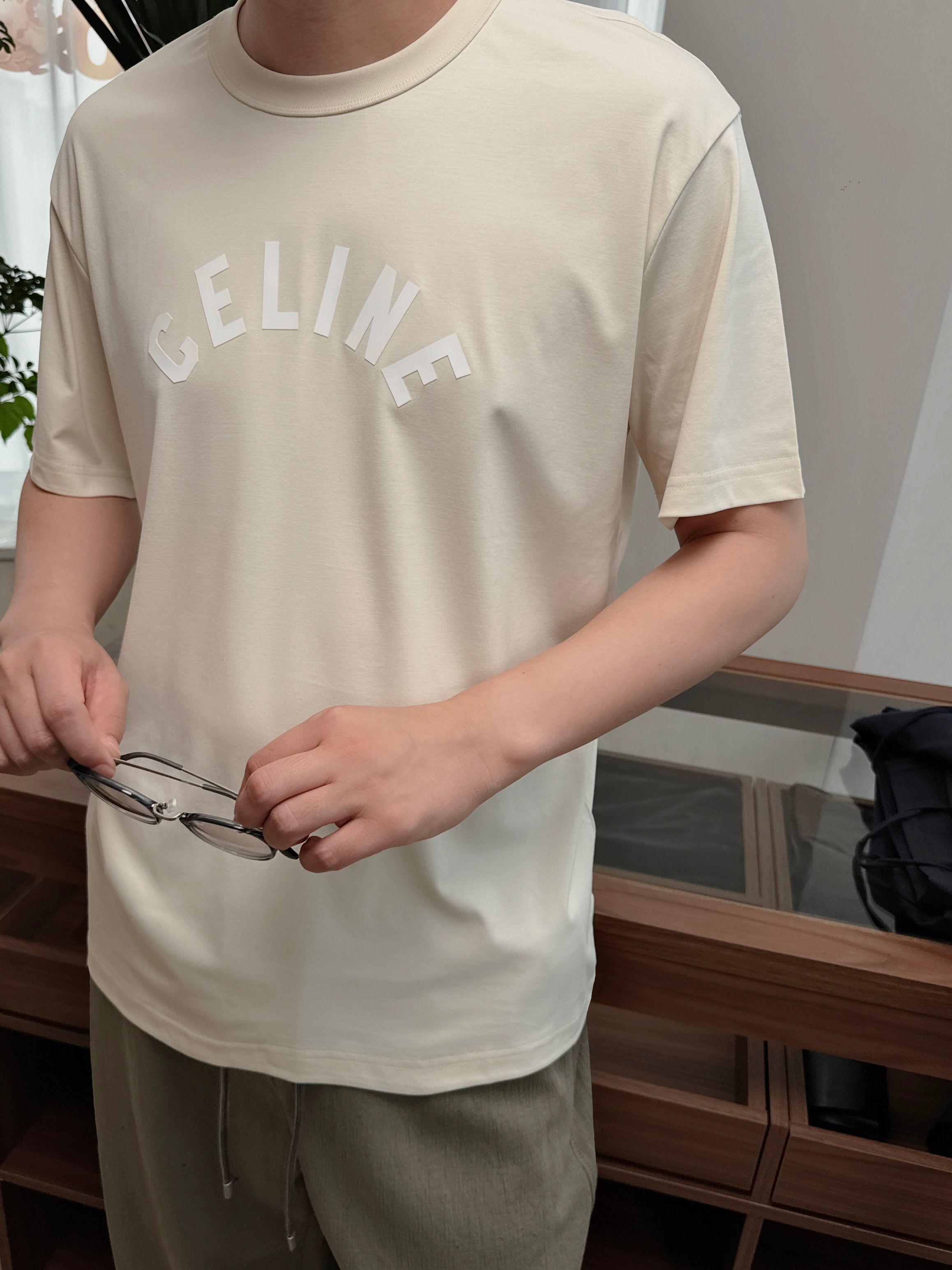 CE天丝亚麻混纺字母T 高阶松弛感之选~经典弧形CE字母标识，以高密胶印工艺呈现，利落挺括不软塌，低调中