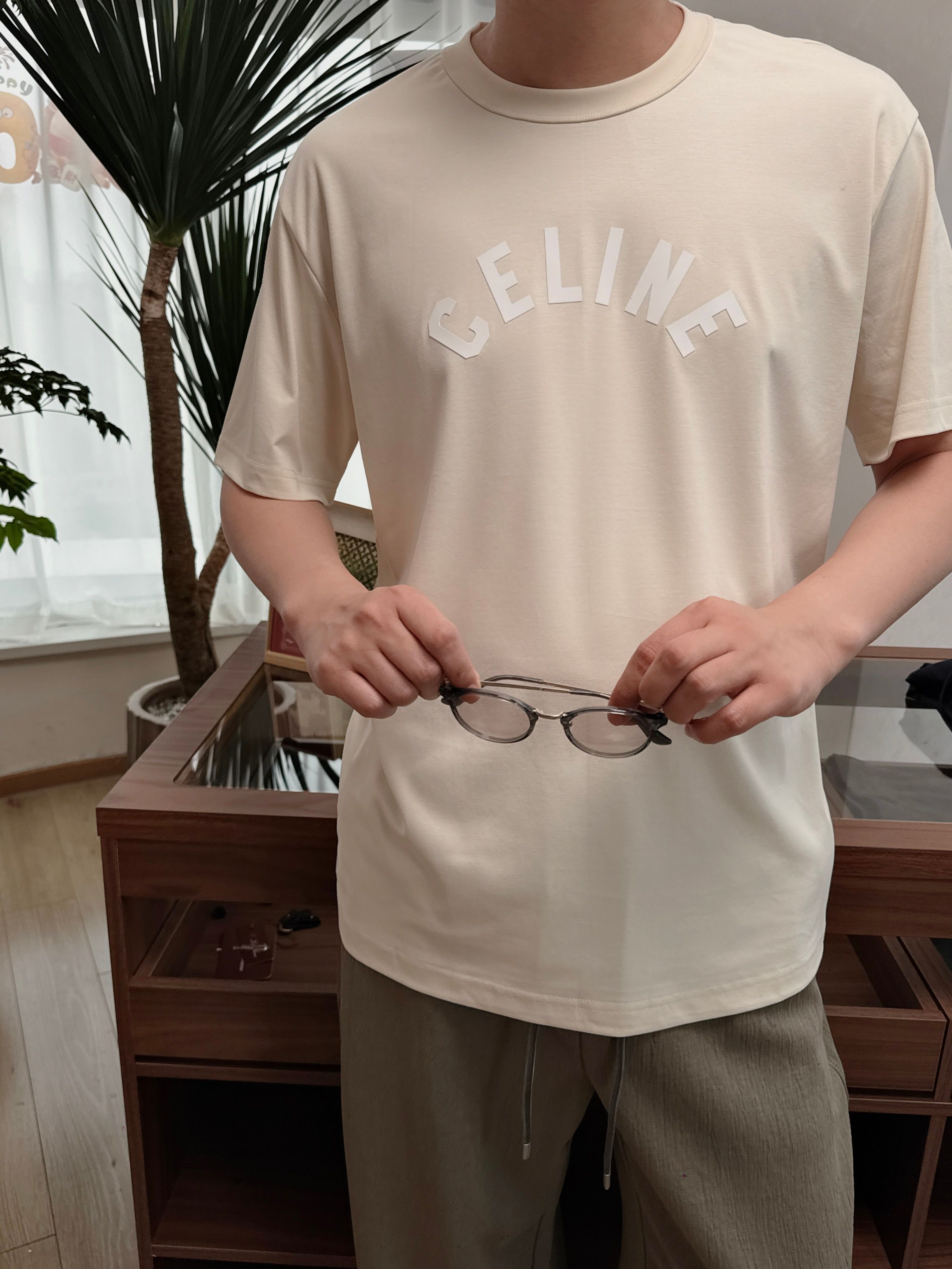 CE天丝亚麻混纺字母T 高阶松弛感之选~经典弧形CE字母标识，以高密胶印工艺呈现，利落挺括不软塌，低调中