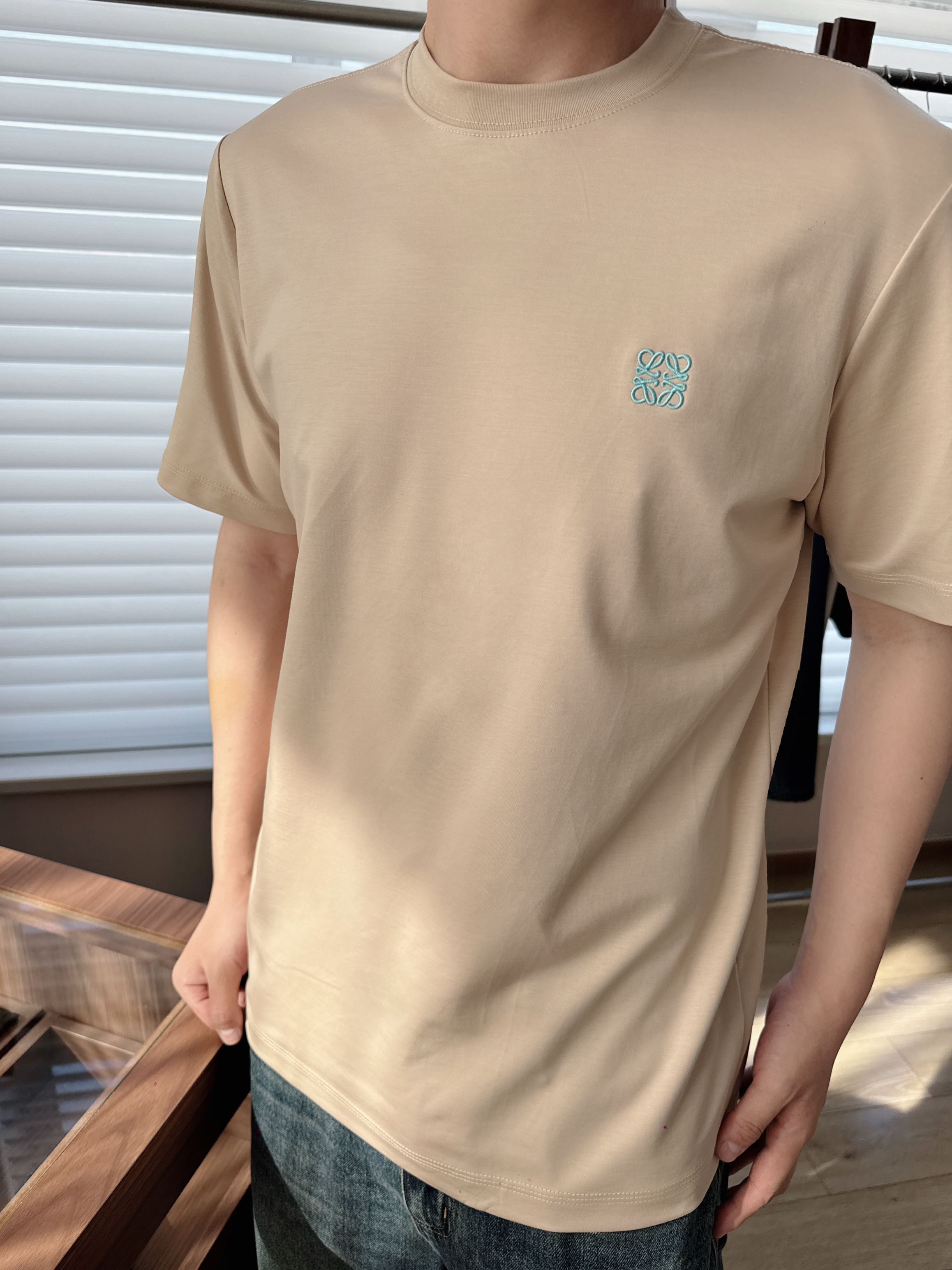 LW蓝绣经典logo奶茶色短袖T恤温柔奶茶裸色系，自带高级松弛氛围感甄选高支细腻棉料，布面软糯顺滑、垂坠