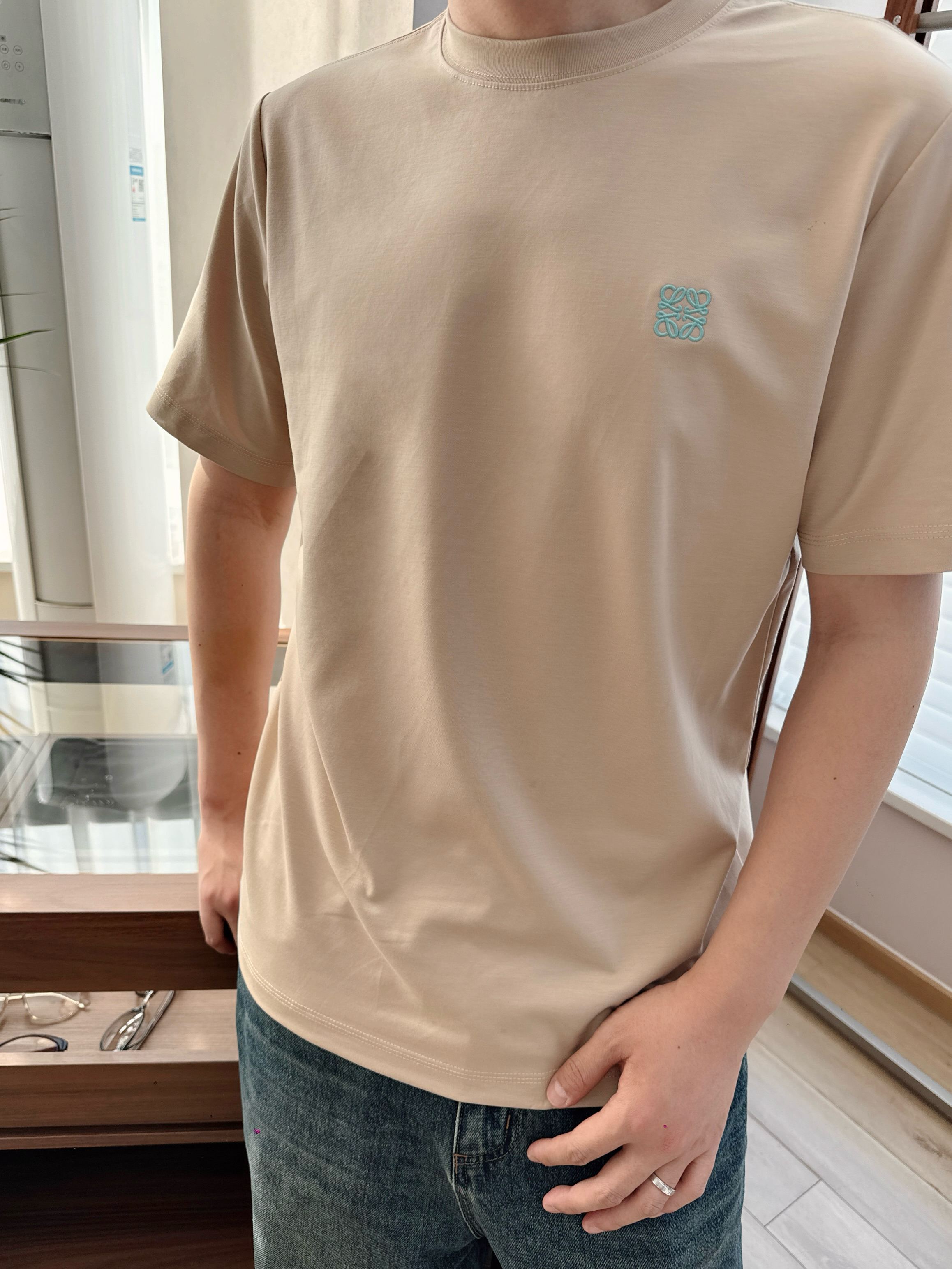 LW蓝绣经典logo奶茶色短袖T恤温柔奶茶裸色系，自带高级松弛氛围感甄选高支细腻棉料，布面软糯顺滑、垂坠