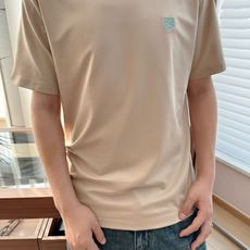LW蓝绣经典logo奶茶色短袖T恤温柔奶茶裸色系,自带高级松弛氛围感甄选高支细腻棉料,布面软糯顺滑、垂坠 LW蓝绣经典logo奶茶色短袖T恤温柔奶茶裸色系,自带高级松弛氛围感甄选高支细腻棉料,布面软糯顺滑、垂坠