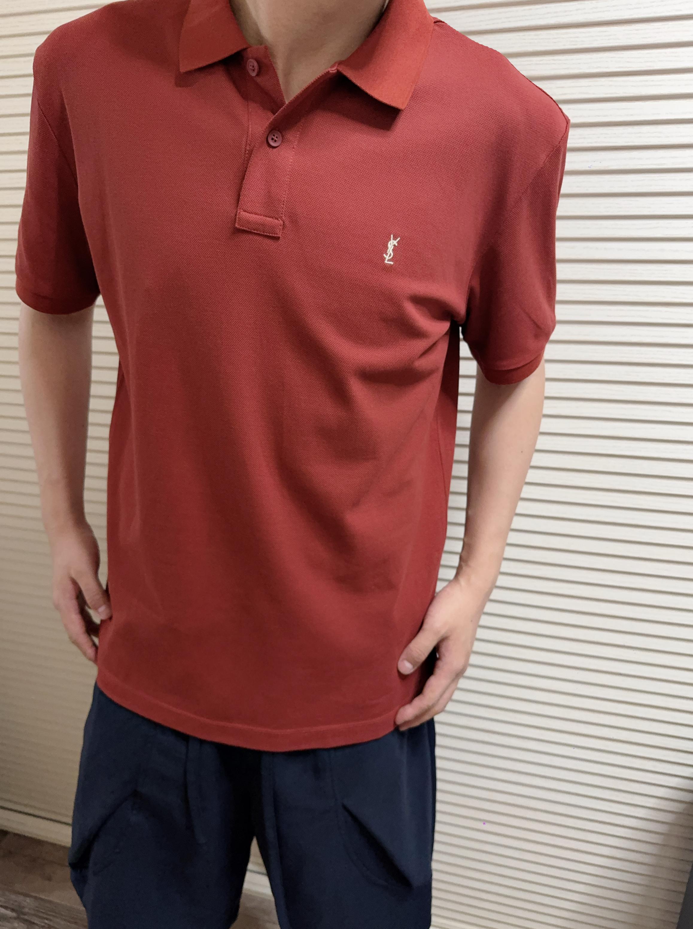 NO:875556,. YSL two-color piqué cotton short-sleeved POLO shirt | French light luxury and breathable business. Selected combed piqué cotton fabric, the honeycomb three-dimensional texture has a sense of air. The upper body is dry and breathable, and it can quickly wick away sweat without stuffing the skin. Say goodbye to the sticky feeling in summer. The fabric is crisp and stylish, and it is not easy to collapse and wrinkle after being worn for a long time. It combines comfort and style.  The classic small lapel design, the collar shape is flat and neat, modifying the neck line; two matte buttons of the same color on the placket, the opening and closing texture is delicate, the cuffs are ribbed, and the neat hemming technology is solid and durable. The left chest is embellished with the YSL logo embroidered in off-white of the same color, the three-dimensional stitching is full and exquisite, and the dark tone design is low-key and noble, making it just right for recognition.  The slightly loose and straight version is tolerant and friendly to all body shapes, and the upper body is neat and slim without being tight. Available in retro burgundy and calm dark green two-color options, burgundy has its own atmosphere, dark green is high-end and calm, suitable for trousers, casual pants, jeans, commuting and meeting guests. Color Dark green Burgundy Size XS-XL, saint laurent, jeans, T-shirt,19860909. YSL双色珠地棉短袖POLO衫｜法式轻奢透气商务 甄选精梳珠地棉面料,蜂窝状立体肌理自带空气感,上身干爽透气,快速排汗不闷肤,告别夏日黏腻体感,面料挺括有型,久穿不易软塌起皱,兼顾舒适与版型质感. 经典小翻领设计,领型平整利落,修饰脖颈线条；门襟两颗同色系哑光纽扣,开合质感细腻,袖口罗纹收边,工整锁边工艺扎实耐穿.左胸点缀同色系米白刺绣YSL标识,立体针脚饱满精致,暗调设计低调显贵,辨识度恰到好处. 微宽松直筒版型,对各种身形包容友好,上身利落显瘦不紧绷.提供复古酒红、沉稳墨绿双色选择,酒红自带氛围感,墨绿高级沉稳,适配西裤、休闲裤、牛仔裤,通勤会客. 颜色墨绿 酒红色 尺码XS-XL,,saint laurent,jeans,T-shirt,,Men's clothing