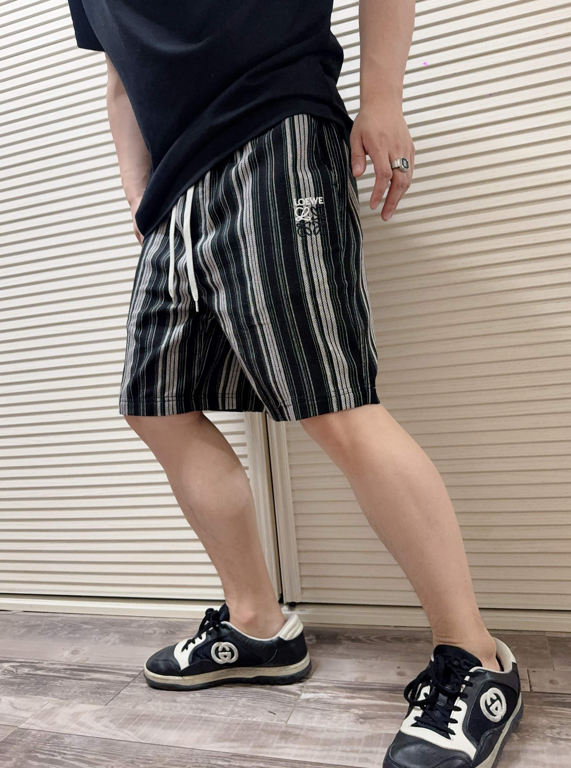 NO:875548,. LW linen striped casual shorts｜Spanish old money style resort pants are made of high-count textured linen fabrics, with a natural breathable structure, a slightly translucent and dry texture, a vintage distressed matte texture, and a full lazy atmosphere. The waist adopts a wide elastic elastic waist, with a contrasting thick woven drawstring, which can be adjusted freely for comfort and no restraint.  The trousers are embellished with the brand's iconic Anagram three-dimensional embroidery or a genuine leather embossed leather label at the back. The details are exquisite and elegant, and the low-key style highlights the luxury style. The loose-fitting five-quarter trousers are neat and not draggy, with practical pockets on both sides, taking into account both appearance and daily practicality. Color: black, apricot, size XS-L,,shorts,19860909. LW亚麻条纹休闲短裤｜西班牙老钱风度假神裤 甄选高支肌理亚麻面料,天然透气结构,自带微透干爽肌理,自带复古做旧哑光质感,慵懒氛围感拉满.腰部采用宽版弹力松紧腰,搭配撞色粗编织抽绳,可自由调节松紧,舒适无束缚. 裤身点缀品牌标志性Anagram立体刺绣,或后置真皮压纹皮标,细节精致考究,低调彰显奢品格调.宽松五分裤版型,利落不拖沓,两侧实用插袋,兼顾颜值与日常实用性. 颜色黑色 杏色 尺码XS-L,,shorts,,Men's clothing