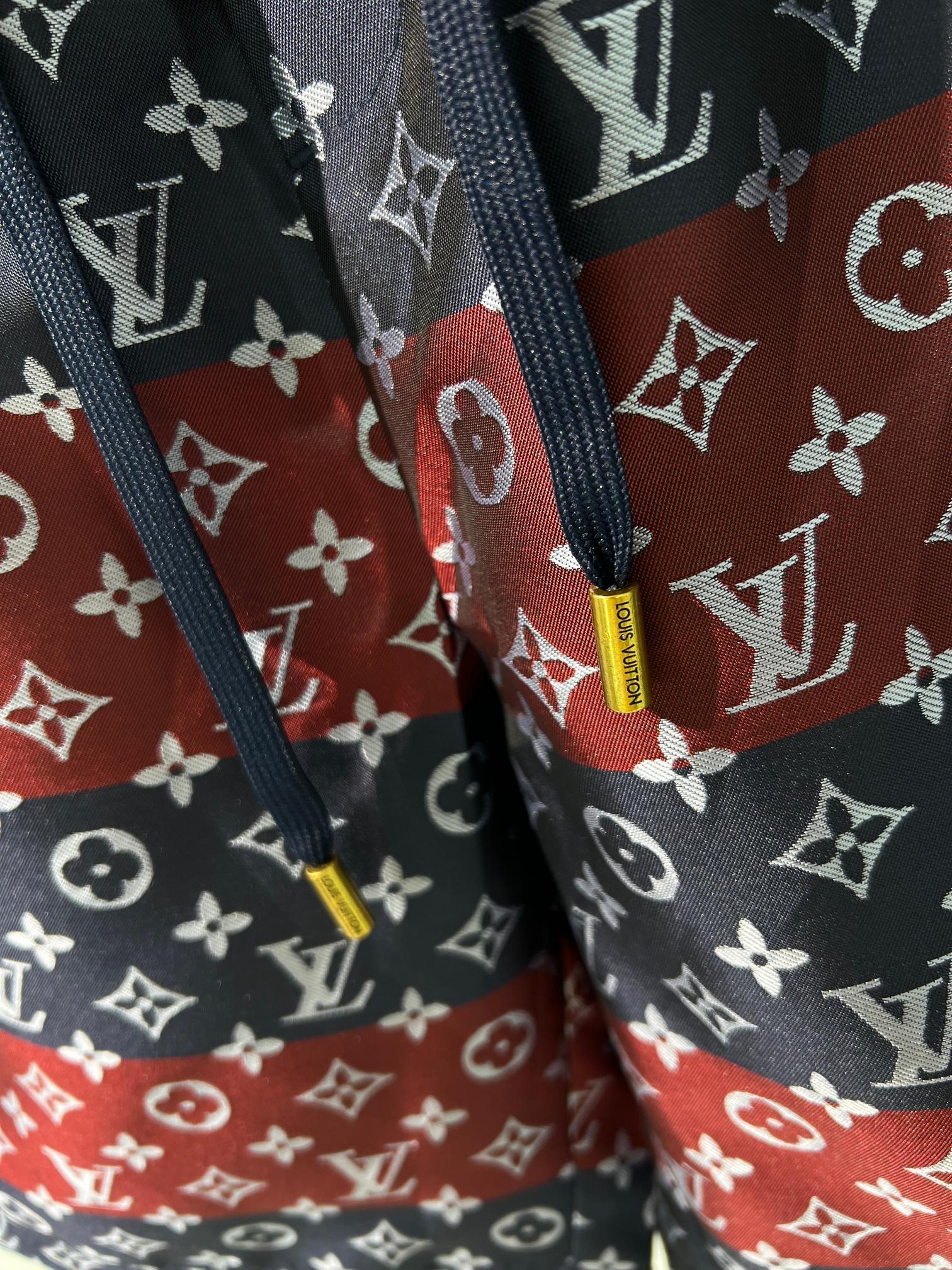 。 V 拼色限定款~两色老花短裤 这不是普通短裤，是V家对经典Monogram的先锋解构之作，将品牌百年