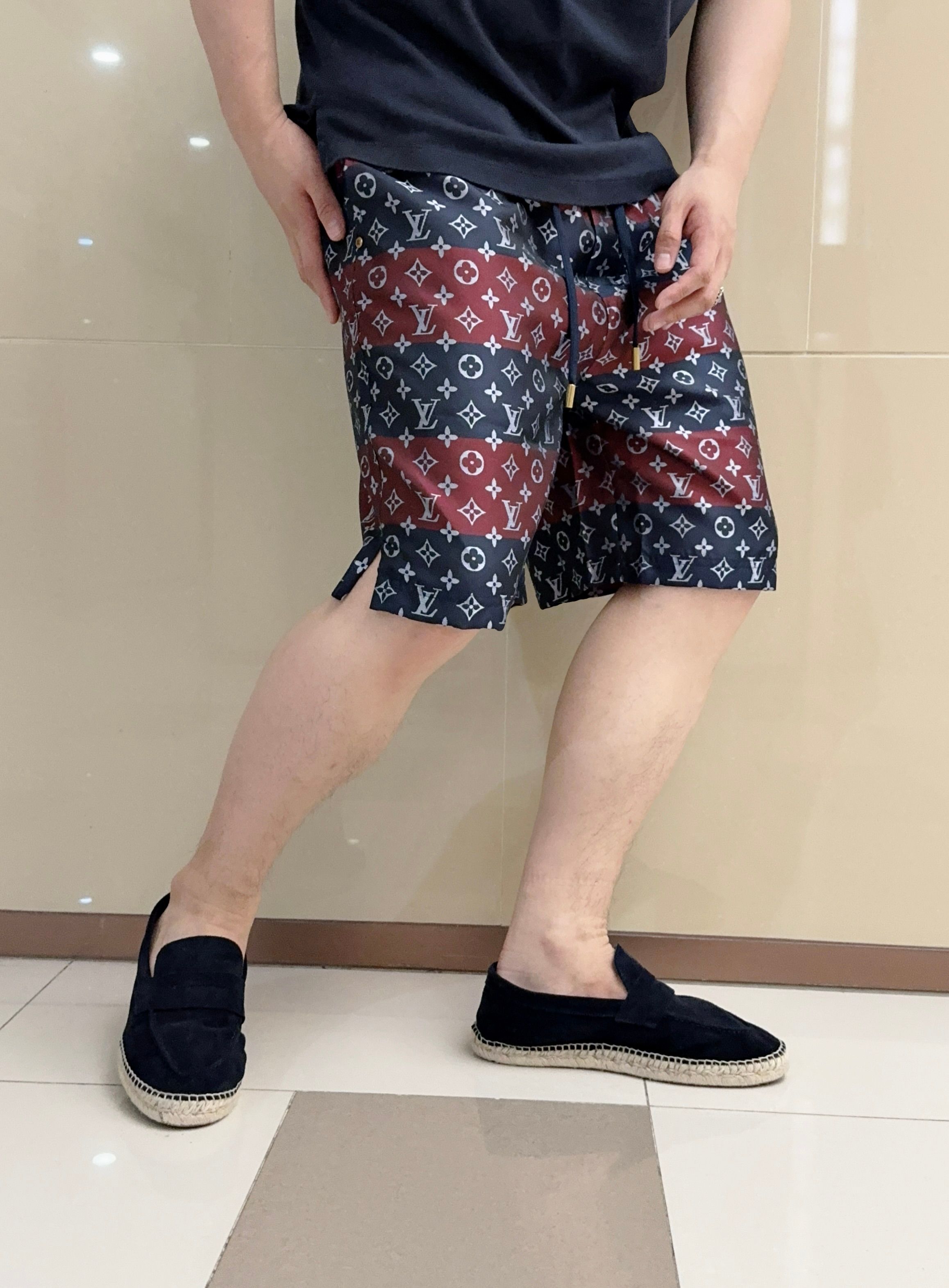 。 V 拼色限定款~两色老花短裤 这不是普通短裤，是V家对经典Monogram的先锋解构之作，将品牌百年