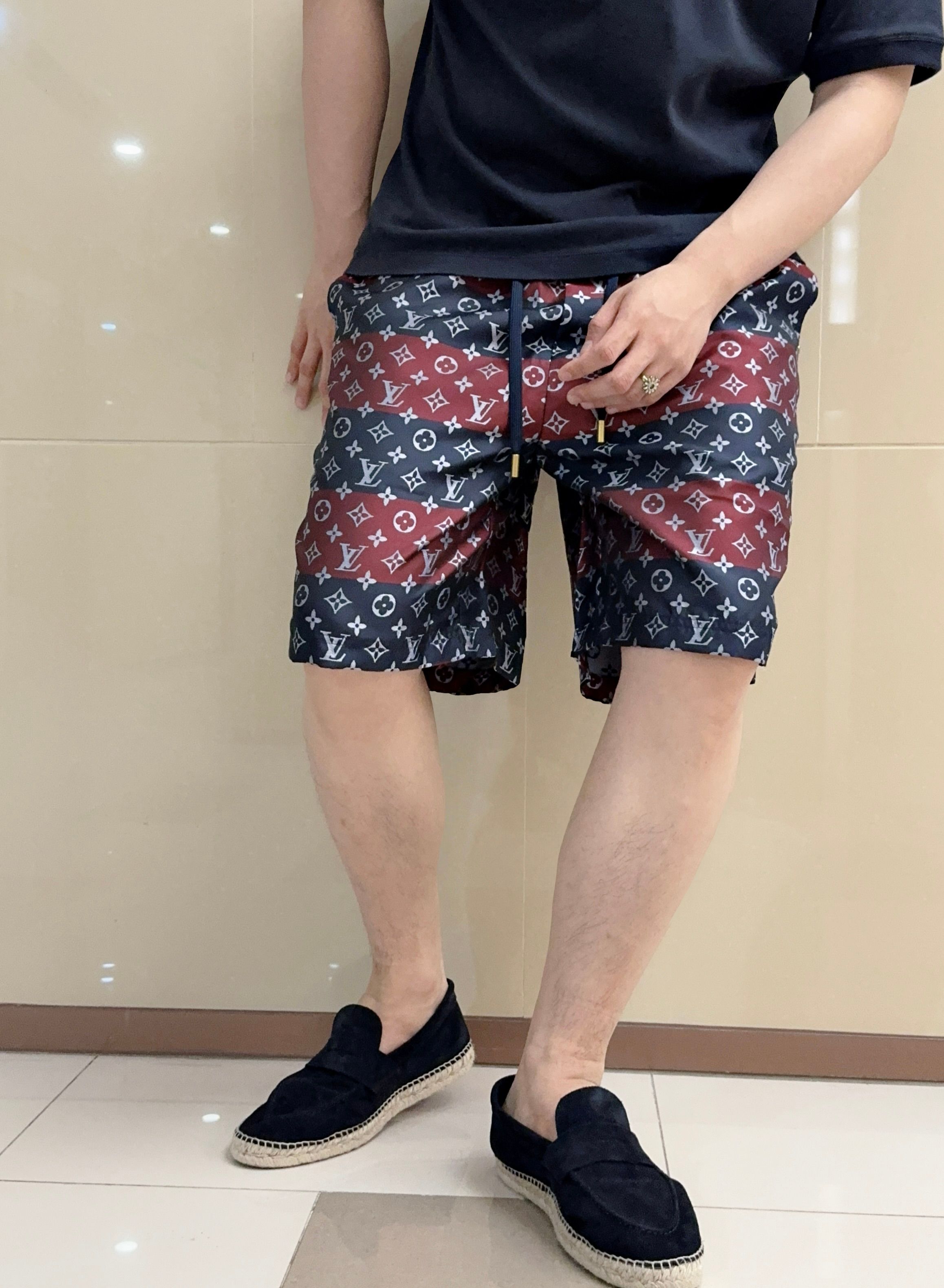 。 V 拼色限定款~两色老花短裤 这不是普通短裤，是V家对经典Monogram的先锋解构之作，将品牌百年