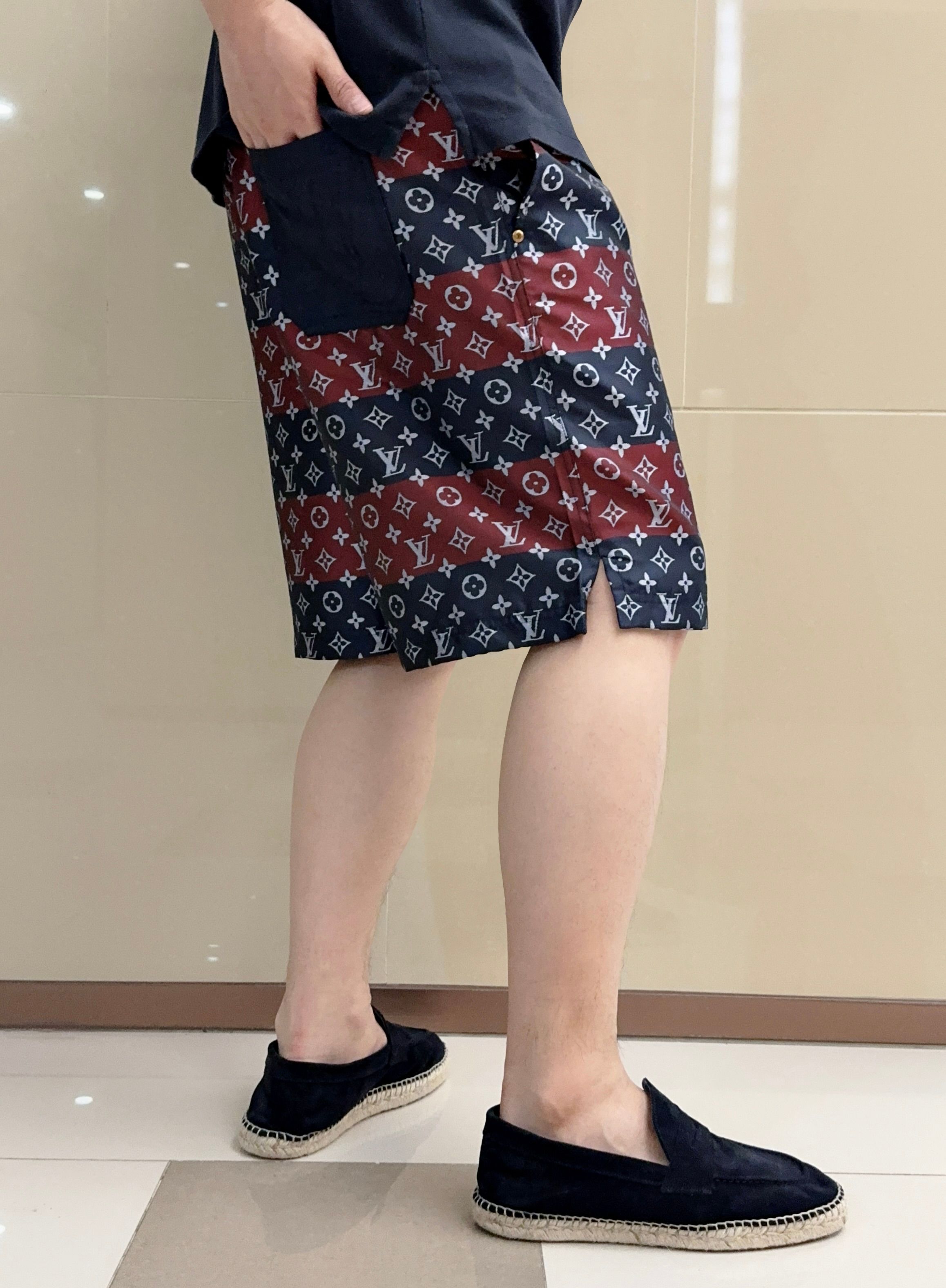 。 V 拼色限定款~两色老花短裤 这不是普通短裤，是V家对经典Monogram的先锋解构之作，将品牌百年