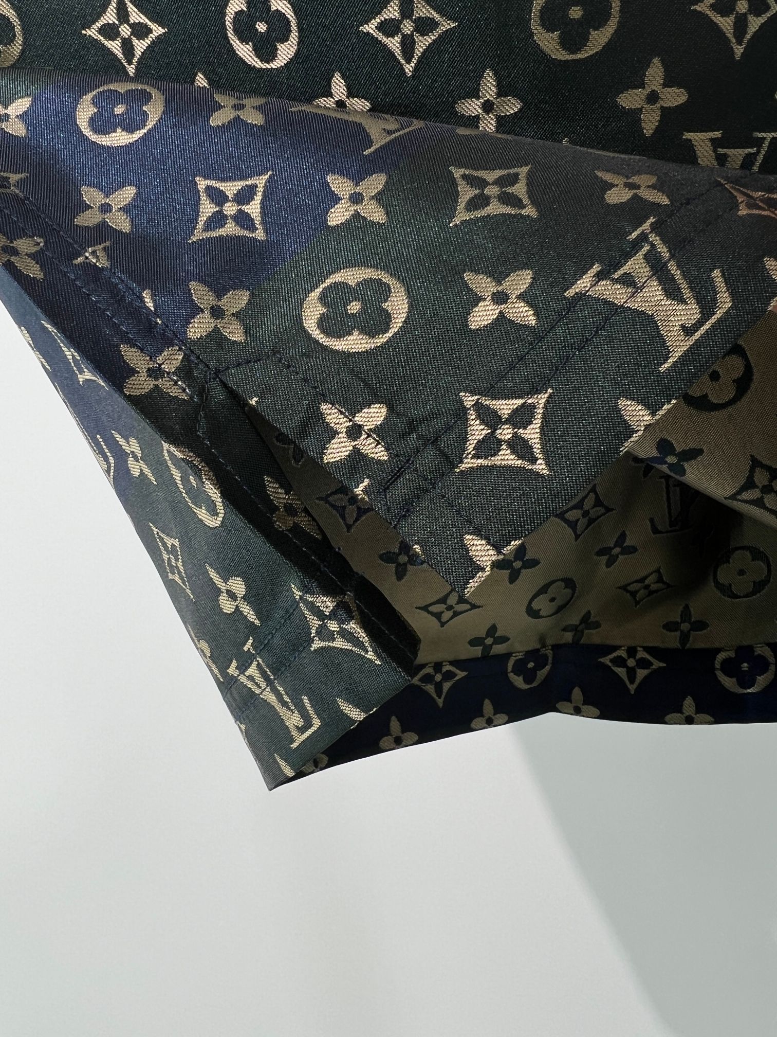 。 V 拼色限定款~两色老花短裤 这不是普通短裤，是V家对经典Monogram的先锋解构之作，将品牌百年