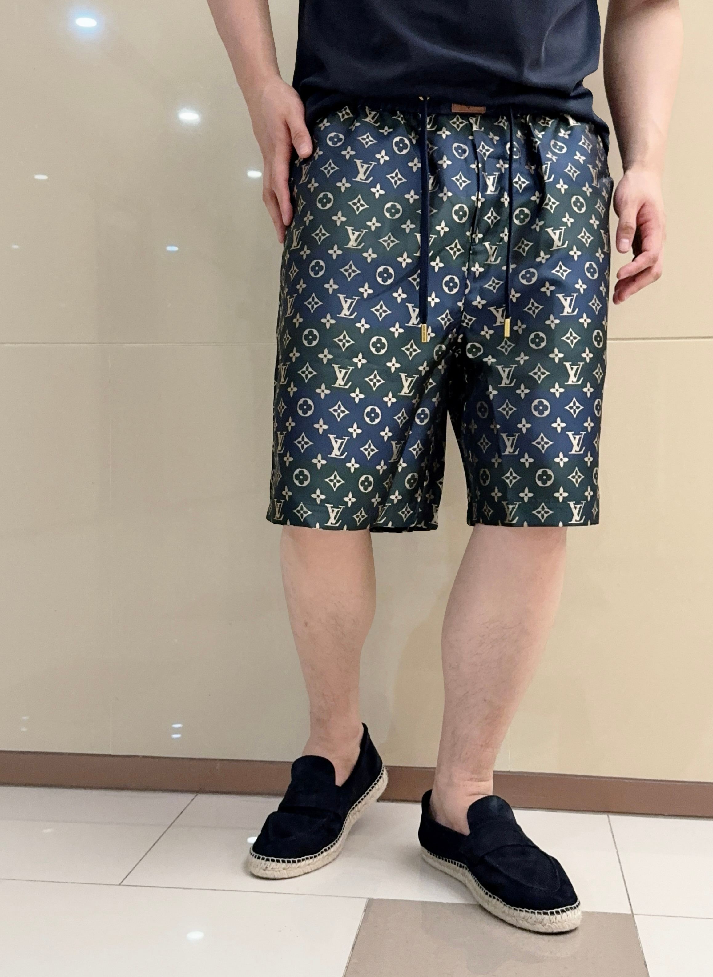 。 V 拼色限定款~两色老花短裤 这不是普通短裤，是V家对经典Monogram的先锋解构之作，将品牌百年