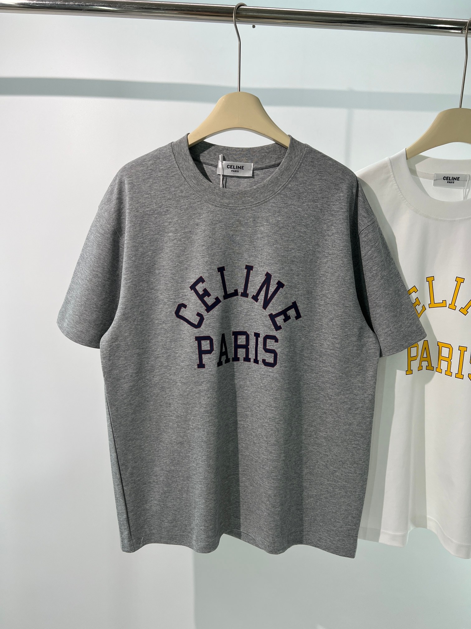 。 CE字母logo标识情侣款橄短袖T恤。人手必备，CE高级极简风标的最新款 超级好看的 复古时尚，低调