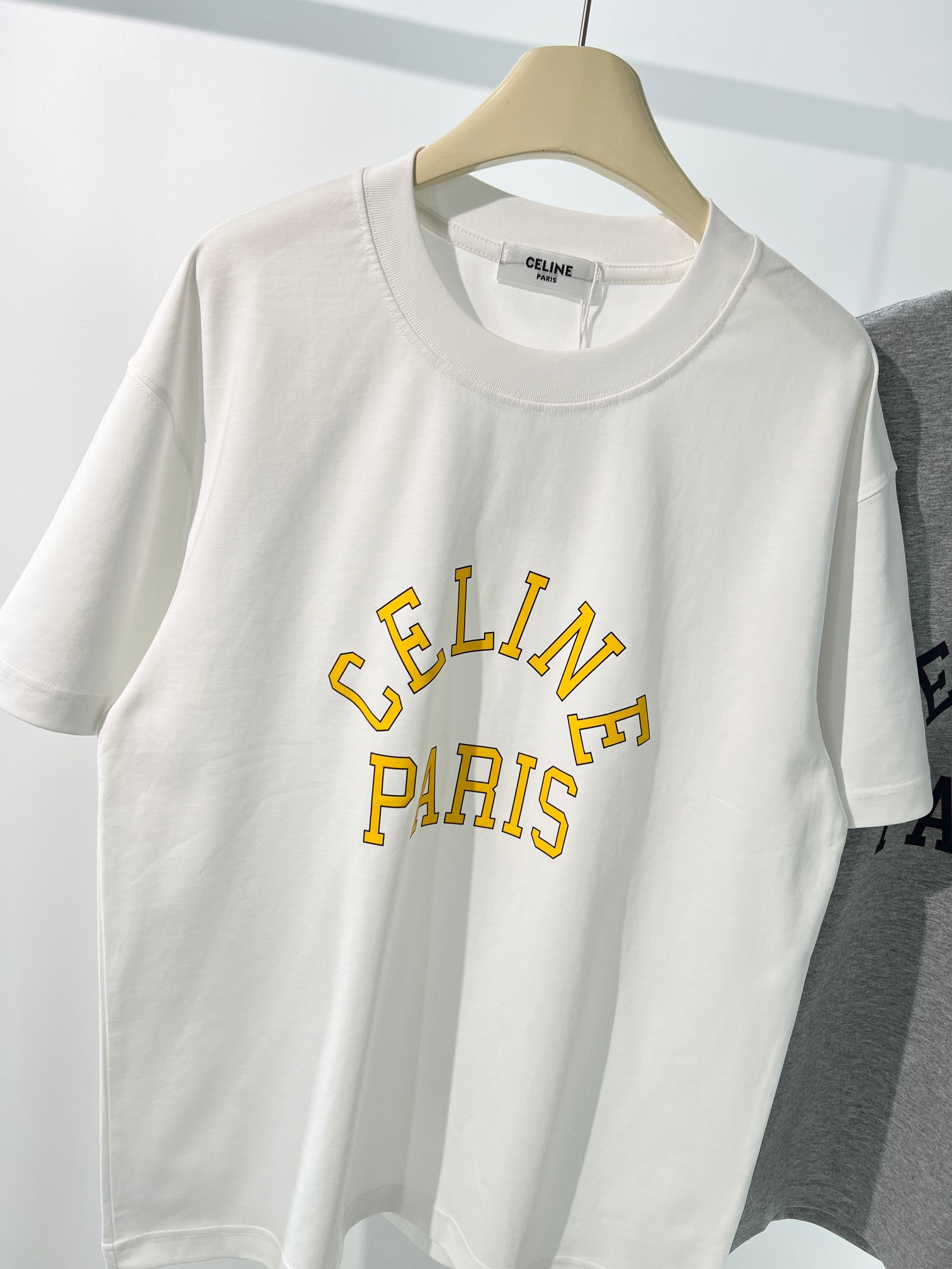 。 CE字母logo标识情侣款橄短袖T恤。人手必备，CE高级极简风标的最新款 超级好看的 复古时尚，低调
