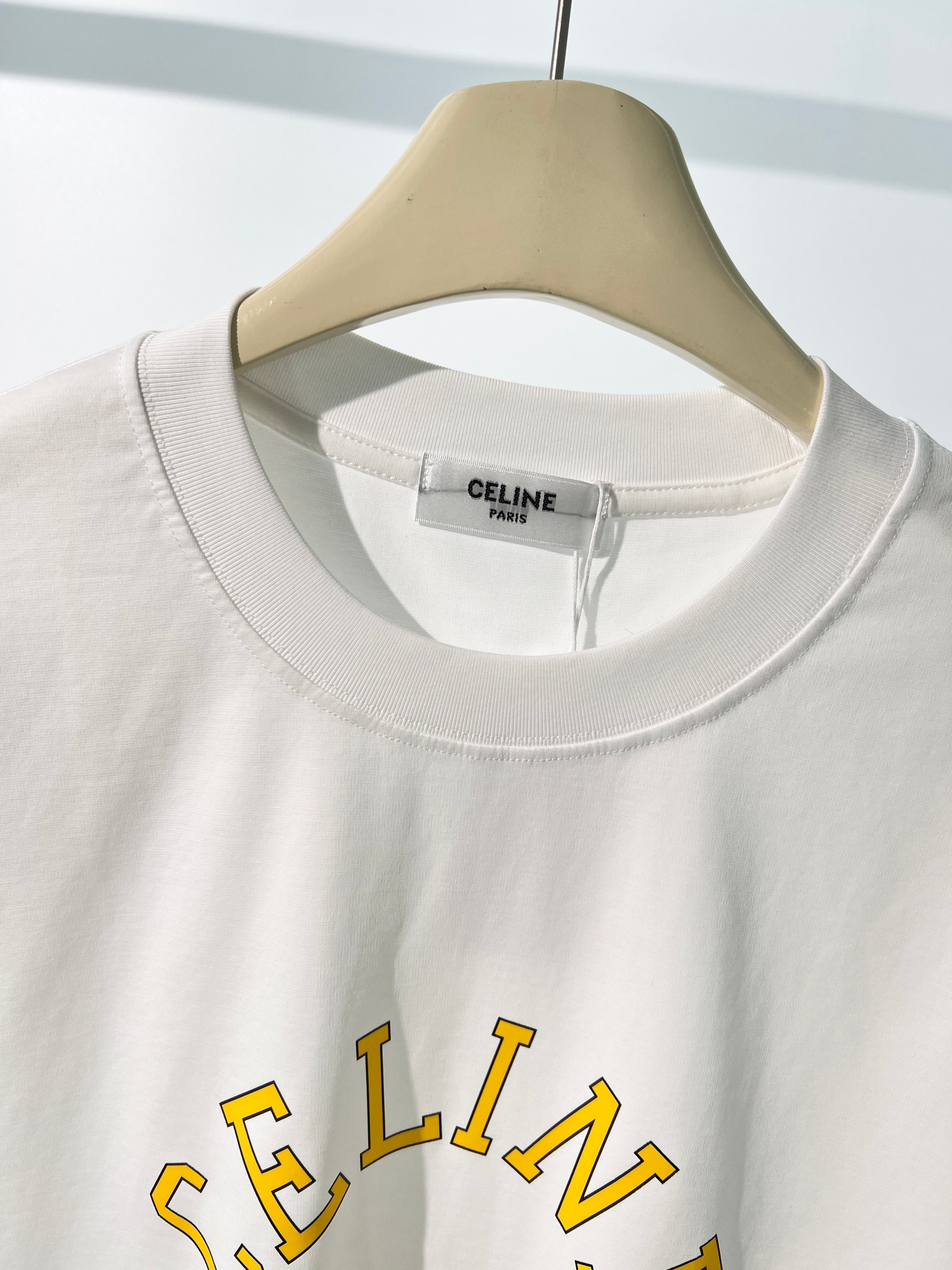 。 CE字母logo标识情侣款橄短袖T恤。人手必备，CE高级极简风标的最新款 超级好看的 复古时尚，低调