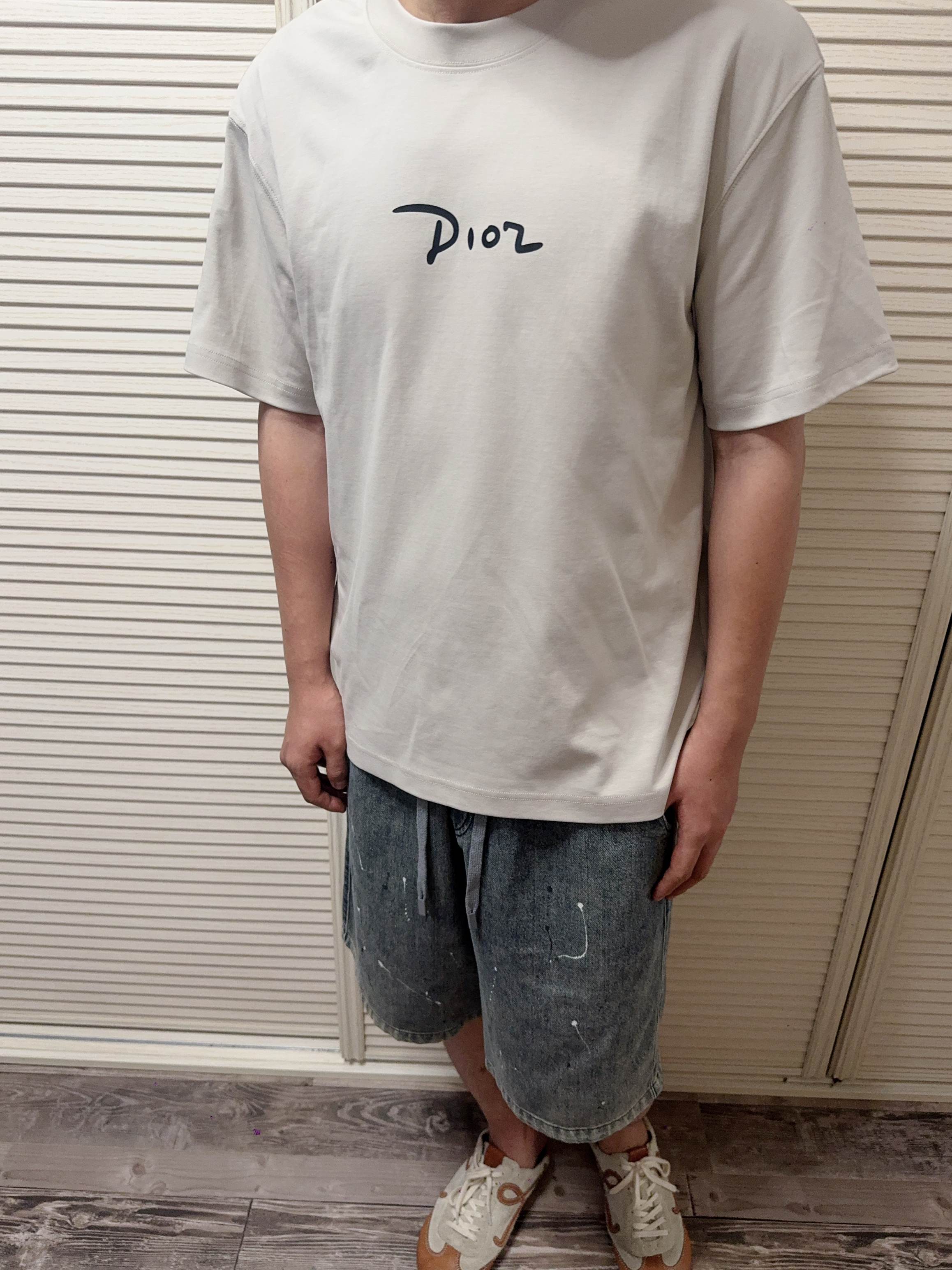 NO:929127,. Dior sketched signature printed short-sleeved T-shirt. Light gray sketched letter Dior short-sleeved T-shirt is new!  The high-count cotton fabric is soft and breathable, and the comfortable and loose fit is not unsightly. It has a simple handwritten signature print on the front, and a pink and yellow curly grass pattern surrounds the logo on the back. The double-sided design can be worn twice. The light gray is gentle and versatile. It is great for daily wear alone or for inner wear. It is light and luxurious and low-key. The first choice for couples with the same style for men and women. Color light gray Sizes XS-L, dior, T-shirt, tees, t-shirt,19860909. 小迪速写签名印花短袖T恤 浅灰速写字母Dior短袖重磅上新！ 高支棉面料软糯透气,舒适宽松版型不挑人. 前幅简约手写签名印花,后背粉黄卷草花纹环绕logo,双面设计一衣两穿,浅灰色温柔百搭,日常单穿、内搭都出彩,轻奢低调,男女同款情侣款首选. 颜色浅灰色 尺码XS-L,,dior,T-shirt,tees，t-shirt,,Men's clothing