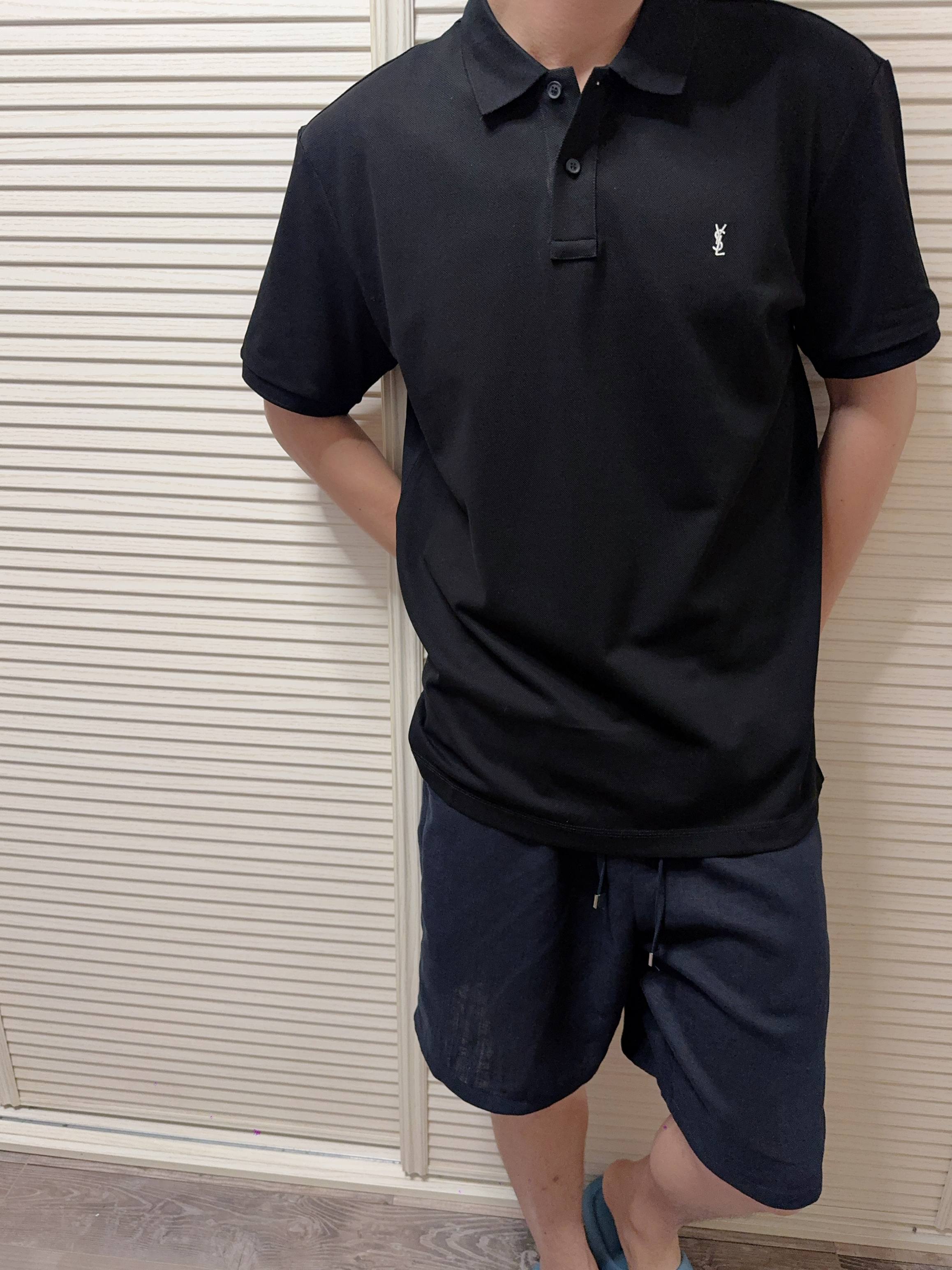 NO:929108,YSL classic embroidered pique cotton breathable Polo shirt, a timeless French light luxury base~ The whole piece is made of pure long-staple cotton pique fabric, with a fine three-dimensional honeycomb texture visible to the naked eye. The breathable mesh structure accelerates air circulation, does not stick to the body when you sweat, and does not become stuffy when worn for a long time. After double processing of pre-shrunk washing + liquid ammonia softening, it feels soft, waxy and crisp.  The classic YSL monogram three-dimensional embroidery on the left chest is divided into two-color exclusive color matching. The white model is paired with a retro green embroidered label, which is refreshing and contrasting. The color is soft and durable; the black model is paired with off-white embroidery, which is full of dark and high-end texture. The high-density three-dimensional embroidery has neat and dense threads, does not prick the skin, and is not easy to fall off. The minimalist small label design abandons exaggeration and reveals brand recognition in a low-key manner. Men's model, black and white, XS-XL code; 1-3CM error in tile measurement  XS code: Shoulder width 46 Bust 108 Length 69 Sleeves 21.5 S code: Shoulder width 47 Bust 112 Length 71 Sleeves 22 M code: Shoulder width 48 Bust 116 Length 73 Sleeves 22.5 L code: Shoulder width 49 Bust 120 Length 75 Sleeves 23 XL code: Shoulder width 50 Bust 124 Length 77 Sleeves 23.5 Size recommendation  If you are under 135 pounds, choose XS size; if you are 135-150 pounds, choose size S; if you are 150-170 pounds, choose size M; if you are 170-185 pounds, choose size L.,,saint laurent,19860909YSL经典刺绣珠地棉透气Polo衫 永不过时的法式轻奢基底~ 整件采用纯正长绒棉珠地面料,细密立体蜂窝肌理肉眼可见,透气网眼结构加速空气流通,出汗不粘身、久穿不闷汗.经过预缩水洗+液氨柔化双重工艺处理,触感软糯挺括兼备. 左胸经典YSL交织字母立体刺绣,分双色专属配色白款搭配复古绿绣标,清爽撞色温柔耐看；黑款搭配米白刺绣,暗黑高级质感十足.高密度立体刺绣走线工整密实,不扎皮肤、不易脱线,极简小标设计摒弃浮夸,低调流露品牌辨识度. 男款,黑色 白色,XS-XL码； 平铺测量1-3CM误差 XS码:肩宽46胸围108衣长69袖子21.5 S码:肩宽47胸围112衣长71袖子22 M码:肩宽48胸围116衣长73袖子22.5 L码:肩宽49胸围120衣长75袖子23 XL码:肩宽50胸围124衣长77袖子23.5 尺码推荐 135斤以下选择XS码；135-150斤选择S码； 150-170斤选择M码；170-185斤选择L码.,,saint laurent,,Men's clothing