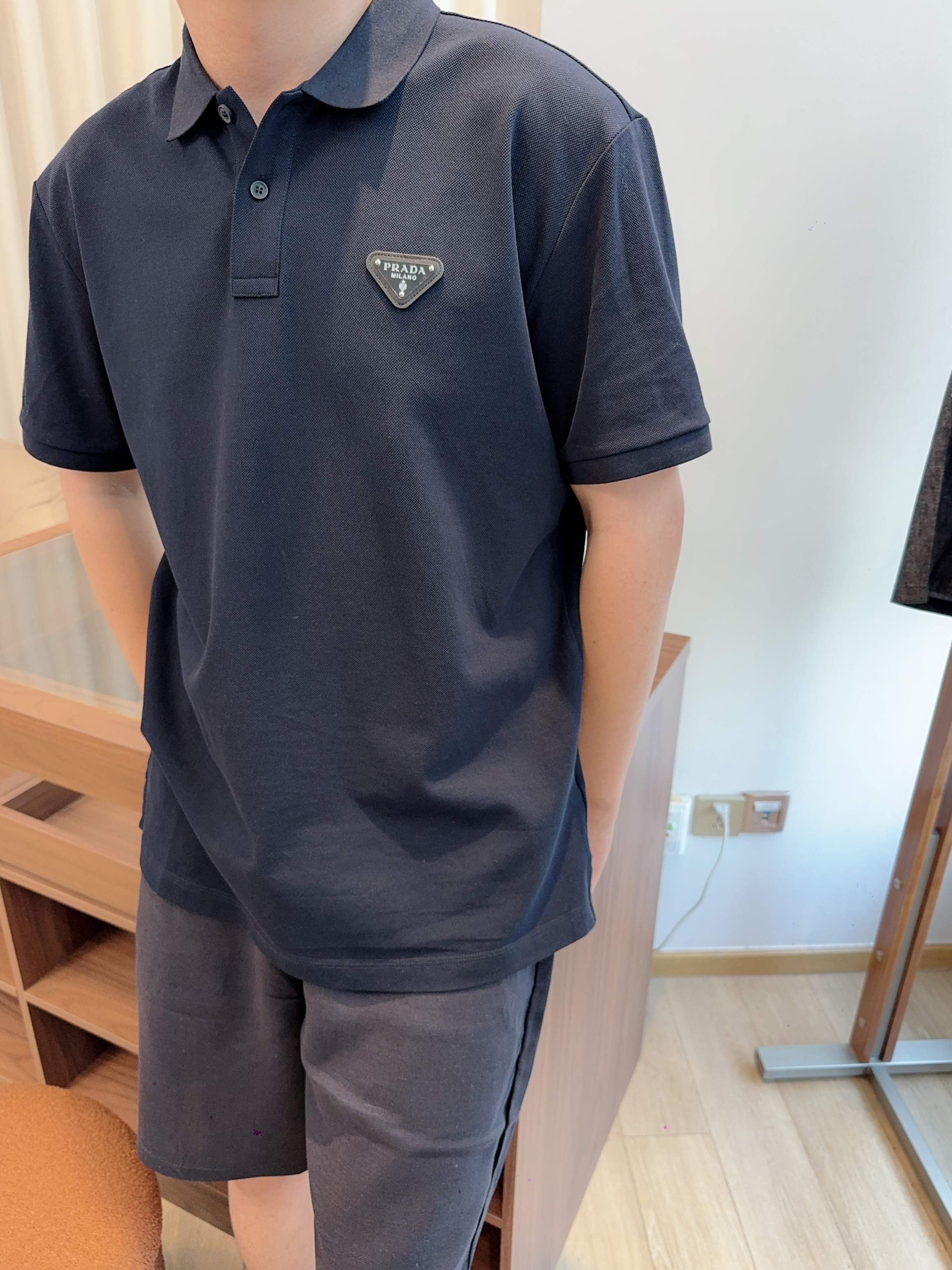 NO:929117,PD classic triangle label navy blue short-sleeved polo shirt. Long-staple cotton breathable pique fabric. Classic lapel + rivet triangle leather label. Calm navy blue, low-key and noble. Slightly loose tailoring, suitable for daily commuting. Effortless and luxurious men's wear. Low-key navy background color is calm and restrained, regardless of skin color or scene. Men's model, navy blue, XS-XL size; 1-3CM error in tile measurement  XS code: shoulder width 46 bust 106 length 69 sleeves 22.5 S size: shoulder width 47 bust 112 length 71 sleeves 23 M size: shoulder width 48 bust 116 length 73 sleeves 23.5 L size: shoulder width 49 bust 120 length 75 sleeves 24 XL size: shoulder width 50 bust 124 length 77 sleeves 24.5 Size recommendation  If you are under 135 pounds, choose XS size; if you are 135-150 pounds, choose size S; if you are 150-165 pounds, choose size M; if you are 165-185 pounds, choose size L; if you are 185-200 pounds, choose size XL.,,T-shirt,19860909PD经典三角标藏青短袖Polo衫 长绒棉透气珠地面料 经典翻领+铆钉三角皮标 沉稳藏青色低调显贵 微宽松剪裁通勤日常双适配 不费力的轻奢男士穿搭 低调藏青底色沉稳内敛,不挑肤色不挑场景. 男款,藏青色,XS-XL码； 平铺测量1-3CM误差 XS码:肩宽46胸围106衣长69袖子22.5 S码:肩宽47胸围112衣长71袖子23 M码:肩宽48胸围116衣长73袖子23.5 L码:肩宽49胸围120衣长75袖子24 XL码:肩宽50胸围124衣长77袖子24.5 尺码推荐 135斤以下选择XS码；135-150斤选择S码； 150-165斤选择M码；165-185斤选择L码； 185-200斤选择XL码.,,T-shirt,,Men's clothing