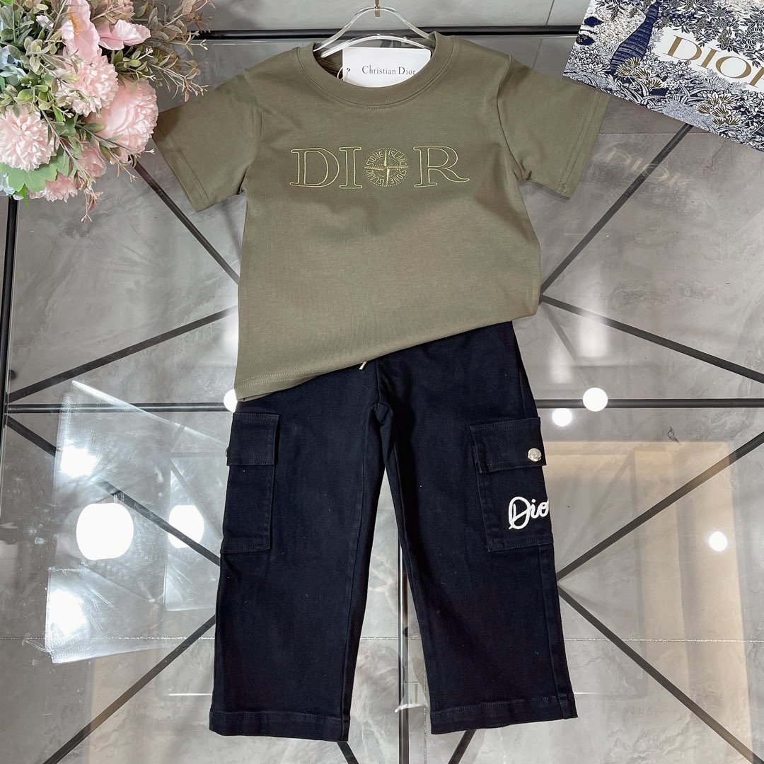 NO:209988,【Spot shipment】 DIO* Set Ragshou color-blocked embroidered T-shirt straight slim jeans Fixed woven and dyed cotton double yarn precision cotton ~ 240G g weight pure cotton fabric exquisite embroidery logo with elastic fiber denim trousers with large pocket original hardware buttons on both sides Selected high-end custom cotton fabrics to create soft and comfortable Simple and fashionable Crafts superimposed High-quality Super stylish and beautiful Color white size100-110-120-130-140-150【CM】 Full set of packaging 10, clothes, dior, jeans, tees, t-shirt,19860909【现货发】   DIO* 套装 插肩袖拼色刺绣T恤直筒修身牛仔裤 定织定染全棉双纱精密棉～240G克重纯棉面料 精致刺绣logo附有弹性纤维牛仔长裤 两侧附有大口袋原版五金纽扣 甄选高级定制棉面料打造 柔软舒适 简约时尚 工艺叠加 看得见的高品质 超级有型又好看 颜色白色 size100-110-120-130-140-150【CM】 全套包装10,衣服,dior,jeans,tees，t-shirt,,Children's