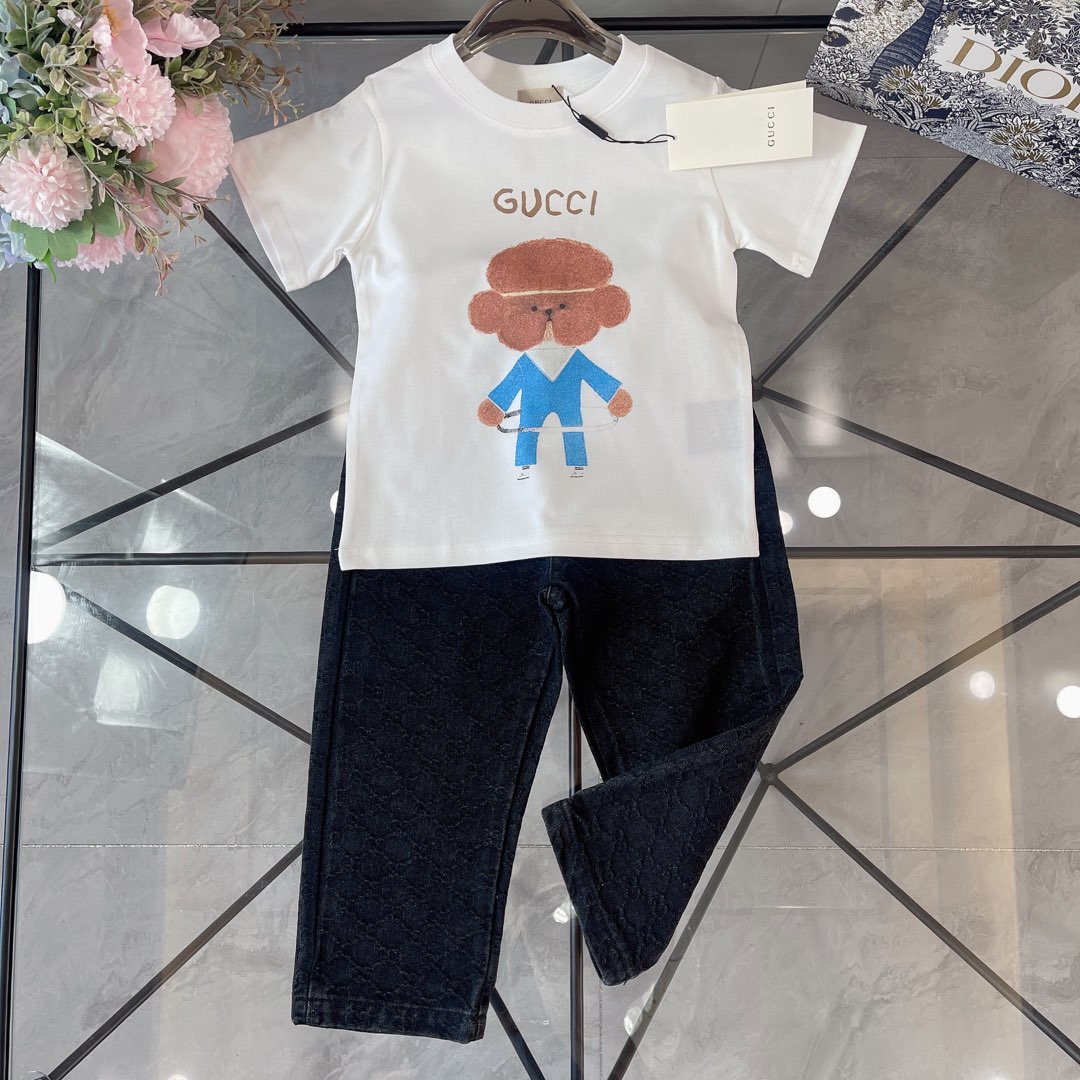 NO:209994,[Spot shipment] GUCC* Set Painted Printed LOGO Short Sleeve Straight Slim-fit Jeans Definitely Weaving and Dyeing Cotton Double Yarn Precision Cotton ~ 240G GT Heavy Pure Cotton Fabric T-shirt Jointly-branded Puppy T-shirt Jacquard Double GG Denim T-shirt Original Hardware Button Replica Logo Selected High-quality Customized Cotton Fabric Soft and Comfort Simple and Fashionable Craftsmanship Super visible High-quality Super stylish and beautiful size100-110-120-130-140-150 [CM] Full Package 10, Clothes, gucci, jeans, T-shirt, t-shirt,19860909【现货发】   GUCC* 套装 彩绘印花LOGO短袖直筒修身牛仔裤 定织定染全棉双纱精密棉～240G克重纯棉面料 T恤联名小狗狗T恤提花双GG牛仔长裤 原版五金纽扣复刻logo 甄选高级定制棉面料打造 柔软舒适 简约时尚 工艺叠加 看得见的高品质 超级有型又好看  size100-110-120-130-140-150【CM】 全套包装10,衣服,gucci,jeans,T-shirt,tees，t-shirt,,Children's