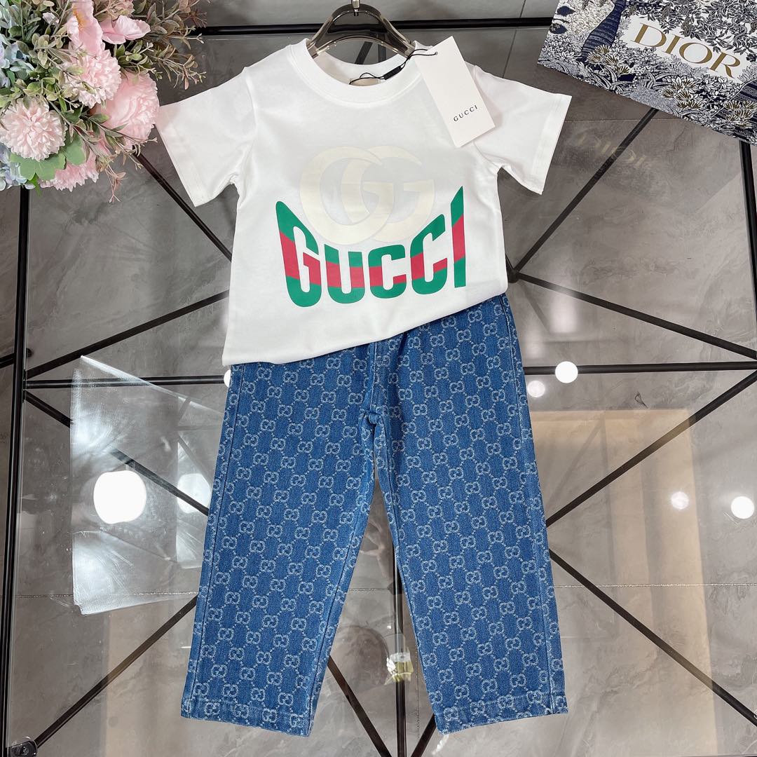 NO:210001,[Spot delivery] GUCC* Set Painted Printed LOGO Short Sleeve Straight Jeans Fixed Dyeing Cotton Double Yarn Precision Cotton ~ 240G GT Heavy Pure Cotton Fabric T-shirt Jointly-branded Puppy T-shirt Jacquard Double GG Denim T-shirt Original Hardware Button Replica Logo Selected High-quality Customized Cotton Fabric Soft and Comfort Simple and Fashion Craftsmanship Overlay Visible High-quality Super Stylish and Beautiful Size100-110-120-130-140-150 [CM] Full Package 10, Clothes, gucci, jeans, T-shirt, t-shirt,19860909【现货发】   GUCC* 套装 彩绘印花LOGO短袖直筒牛仔裤 定织定染全棉双纱精密棉～240G克重纯棉面料 T恤联名小狗狗T恤提花双GG牛仔长裤 原版五金纽扣复刻logo 甄选高级定制棉面料打造 柔软舒适 简约时尚 工艺叠加 看得见的高品质 超级有型又好看  size100-110-120-130-140-150【CM】 全套包装10,衣服,gucci,jeans,T-shirt,tees，t-shirt,,Children's