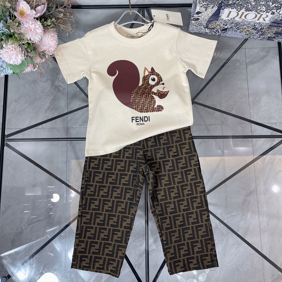 NO:209955,【Spot shipment】 FEND* Set LOGO short-sleeved double FF jacquard straight jeans fixed-woven and dyed cotton double yarn precision cotton ~ 240G g heavy pure cotton fabric Classic bear printed double FF jeans trousers with embroidered logo logo on the back pocket Selected high-quality custom cotton fabrics Soft and comfortable Simple and fashionable Craftsmanship superimposed visible high-quality Super stylish and beautiful Color apricot color Light blue size100-110-120-130-140-150 【CM】 Full package 10, clothes, fendi, jeans, T-shirt,19860909【现货发】   FEND* 套装 LOGO短袖双FF提花直筒牛仔裤 定织定染全棉双纱精密棉～240G克重纯棉面料 经典小熊印花双FF牛仔长裤 后口袋附有刺绣logo标志 甄选高级定制棉面料打造 柔软舒适 简约时尚 工艺叠加 看得见的高品质 超级有型又好看 颜色杏色 浅蓝色 size100-110-120-130-140-150【CM】 全套包装10,衣服,fendi,jeans,T-shirt,,Children's