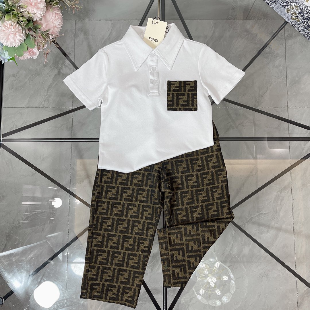 NO:209967,【Spot delivery】 FEND* Set Lapel Polo shirt Double FF jacquard straight jeans Fixed cotton Double yarn precision cotton ~ Soft and delicate beaded cotton linen fabric~ Double FF denim pocket design on the left chest with double FF denim trousers The back pocket is equipped with embroidered logo logo Selected high-quality custom cotton fabric Soft and comfortable Simple and fashionable Crafts superimposed High-quality Super stylish and beautiful Color white size100-110-120-130-140-150【CM】 Full set of packaging 10, clothes, fendi, jeans,19860909【现货发】   FEND* 套装 翻领Polo衫双FF提花直筒牛仔裤 定织定染全棉双纱精密棉～柔软细腻珠地棉麻面料打造～左胸前双FF牛仔口袋设计搭配双FF牛仔长裤 后口袋附有刺绣logo标志 甄选高级定制棉面料打造 柔软舒适 简约时尚 工艺叠加 看得见的高品质 超级有型又好看 颜色白色 size100-110-120-130-140-150【CM】 全套包装10,衣服,fendi,jeans,,Children's