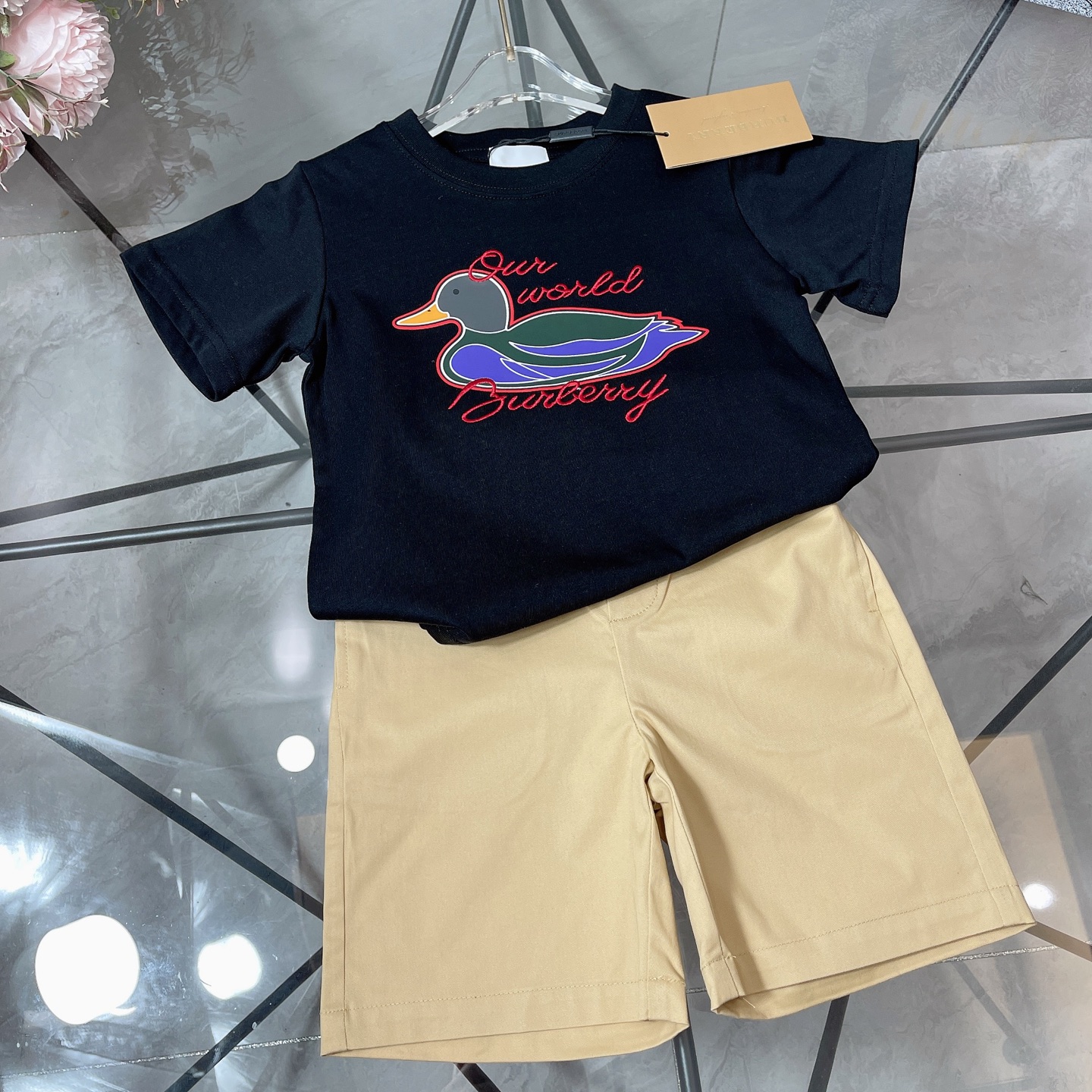 NO:210393,Burberr* Set Brother and Sister Style The same style for counter ~/SS [round neck T-shirt shorts] Embroidered bird top with shorts cotton twill fabric to create the back pocket embellishment of the same color Equestrian knight logo embroidery exquisite pure cotton fabric to create a set of upper body handsome, high-end fashionable upper body effect is very good Color black red Size-110-120-130-140-150 [CM] Requires counter packaging, clothes, burberry, shorts, tees, t-shirt,19860909现货发  Burberr* 套装 兄妹款 专柜同款～/SS【圆领T恤短裤】刺绣飞鸟上衣搭配短裤棉质斜纹面料打造后口袋点缀同色系马术骑士徽标刺绣 精致纯棉面料打造 一套上身帅气十足 高级时髦上身效果非常好 颜色黑色 红色 尺码-110-120-130-140-150【CM】 需要专柜包装元,衣服,burberry,shorts,tees，t-shirt,,Children's