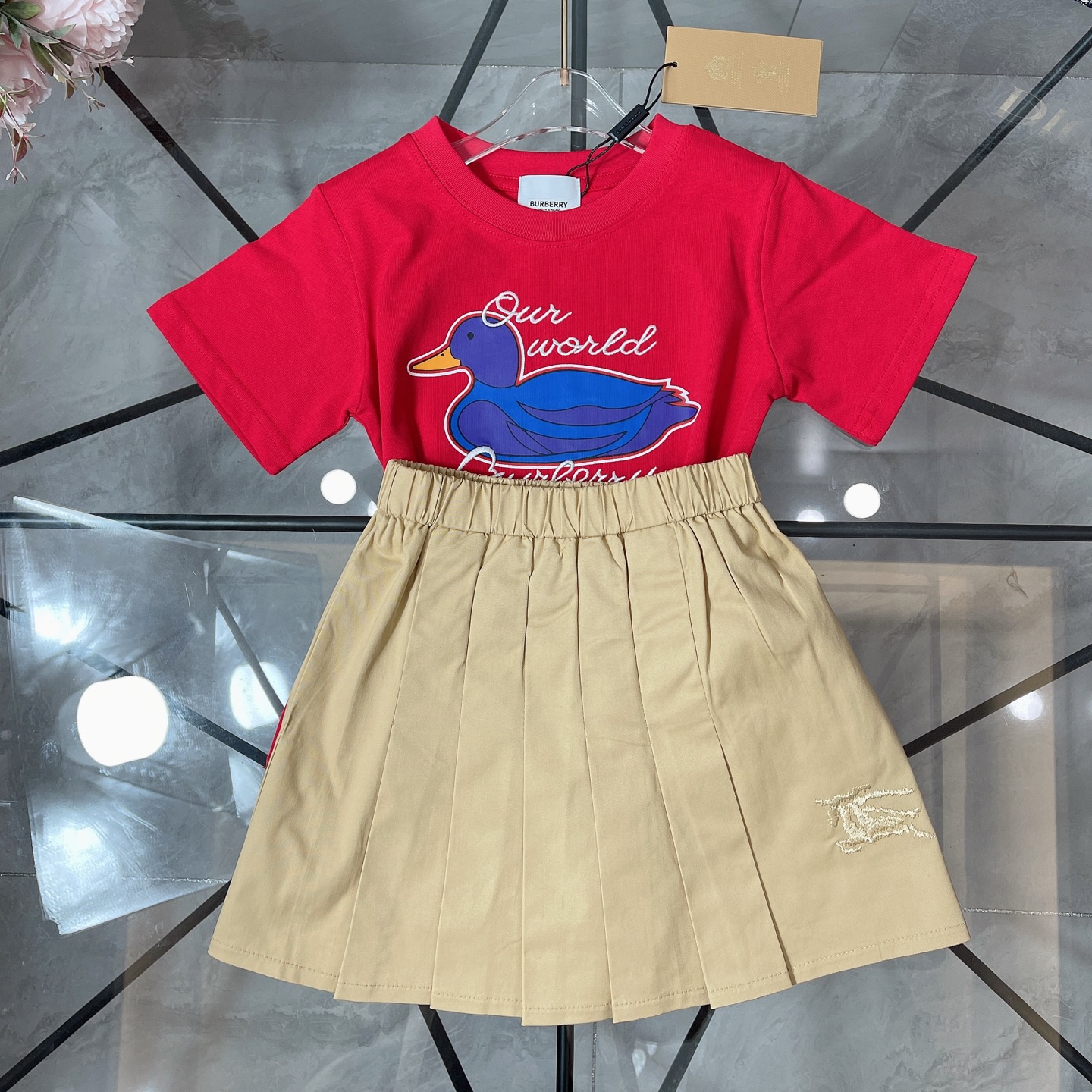 NO:210412,Spot shipped Burberr* Set Brother and Sister Style The same style for the counter ~/SS [round neck T-shirt short skirt] Embroidered bird top with shorts cotton twill fabric to create the back pocket embellishment of the same color Equestrian knight logo embroidery exquisite pure cotton fabric to create a set of top body handsome, high-end fashionable upper body effect is very good Color black red Size-110-120-130-140-150 [CM] Requires counter packaging, clothes, burberry, skirts, shorts, tees, t-shirt,19860909现货发  Burberr* 套装 兄妹款 专柜同款～/SS【圆领T恤短裙】刺绣飞鸟上衣搭配短裤棉质斜纹面料打造后口袋点缀同色系马术骑士徽标刺绣 精致纯棉面料打造 一套上身帅气十足 高级时髦上身效果非常好 颜色黑色 红色 尺码-110-120-130-140-150【CM】 需要专柜包装元,衣服,burberry,skirts,shorts,tees，t-shirt,,Children's