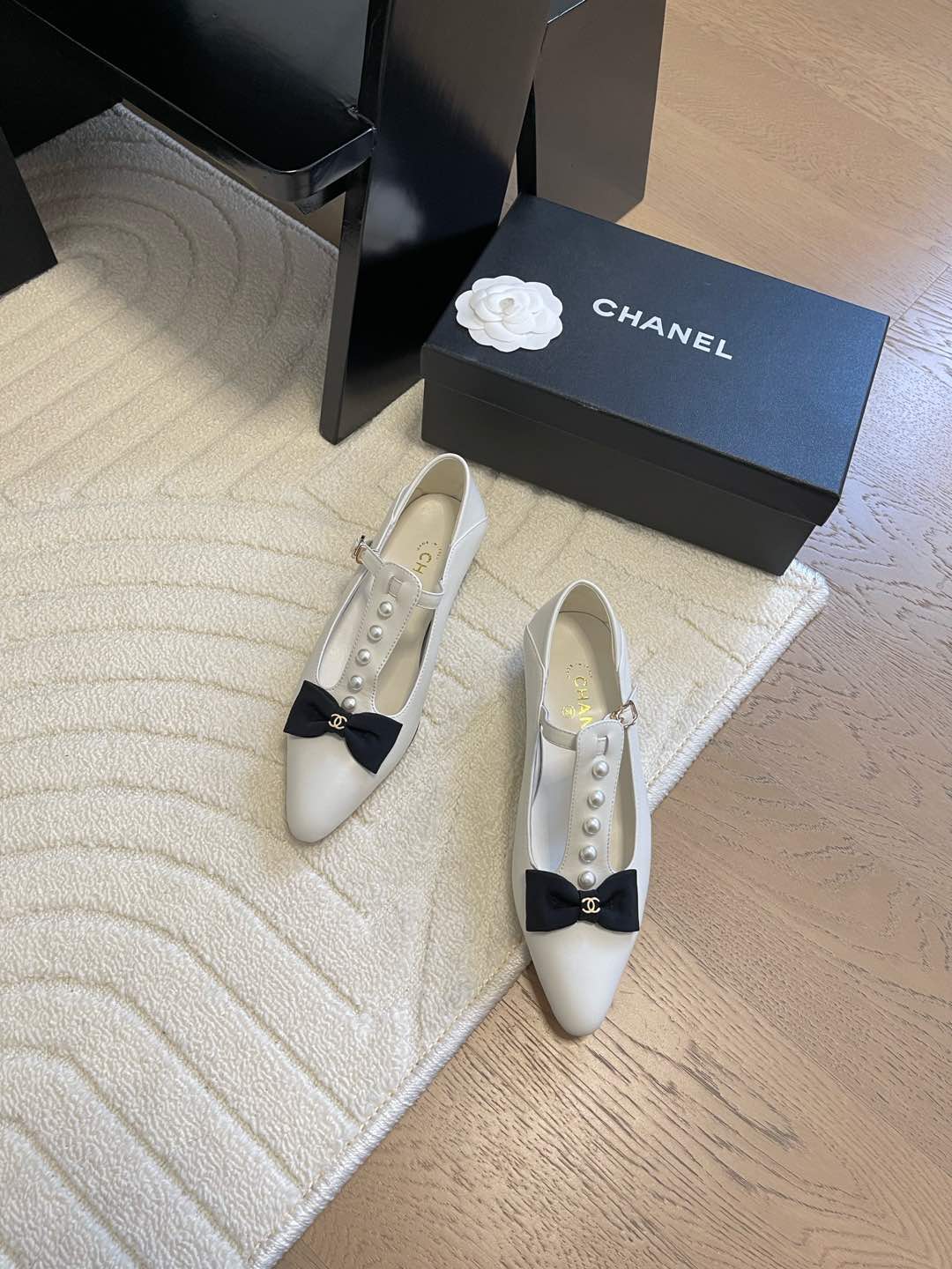 NO:129261,Chanel Xiaoxiang 25C new bow single shoe series original 1:1 replica classics. It is perfect for pairing with pants and skirts. The small round head design is very good to modify the foot shape. A must-have for little fairies!  The upper is made of imported lambskin, the inner top mixed-bred lambskin, imported Italian cowhide, size 35-39 (customized by 40/41), single shoes, chanel, skirts, cowhide, sheepskin19860909Chanel 小香25C新品蝴蝶结单鞋系列 原版1:1复刻 经典中的经典 无论搭配裤装还是裙装都是完美 小圆头的设计很好的修饰脚型 小仙女们必备！ 鞋面采用进口小羊皮 内里顶级混种羊皮 意大利进口牛皮大底 码数 35-39（40/41定制）,单鞋,chanel,skirts,cowhide,sheepskin,Women's Shoes