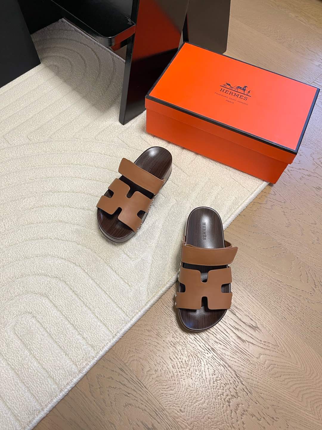 NO:174561,Hermes' new second uncle dou. This year's Hermes is simply cheating. The slippers are so beautiful. They are popular on the Internet. My family has been making Hermes. The professionalism is still very high. This one in my family is very good. Restore ZP by one. Don't compare it with ordinary goods on the market. Oily edges, outsoles, coding. The texture of the fabric is basically the same as that of the genuine products. Top quality. Size: 35-40 41.42 Custom made, slippers, hermes, hermes, slippers19860909Hermes新款二舅拖 今年的爱马仕简直是开挂了 出的拖鞋太好看了 火爆全网 我家一直做爱马仕 专业度还是非常高的 我家这款做的非常好 一比一还原ZP 不要拿市场上的普通货来比较 油边 大底 编码 面料的质感都跟正品基本无差别 顶级品质 Size:35-40 41.42定做,拖鞋,hermes,hermes,slippers,Women's Shoes