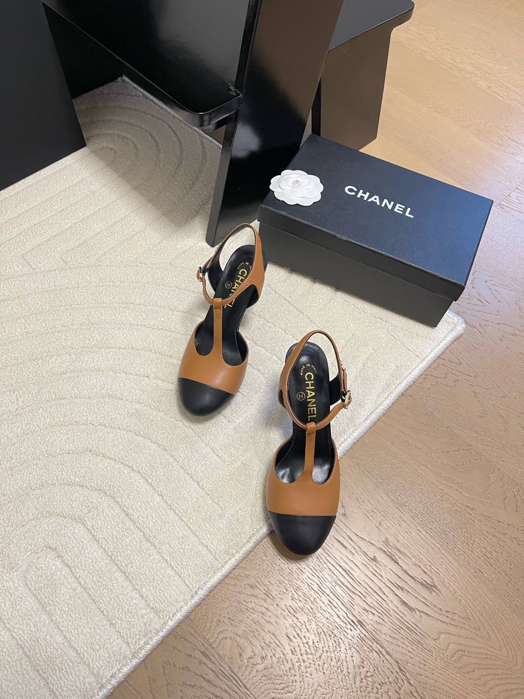 NO:166198,Chanel 25C new early spring sandals top-quality products!  All colors are available in my home!  Imported leather material on the upper, sheepskin inside the footrest, original hardware buckle. They are all equipped with top-grade packaging for the counter!  Size:35-39 Other sizes custom made, sandals, chanel, sandals, sheepskin19860909Chanel 25C新款早春凉鞋 顶级对版货！ 所有的颜色我家都有！ 鞋面进口皮料,垫脚内里羊皮,原版五金扣. 均配专柜顶级包装！ Size:35-39 其它码数定做,凉鞋,chanel,sandals,sheepskin,Women's Shoes