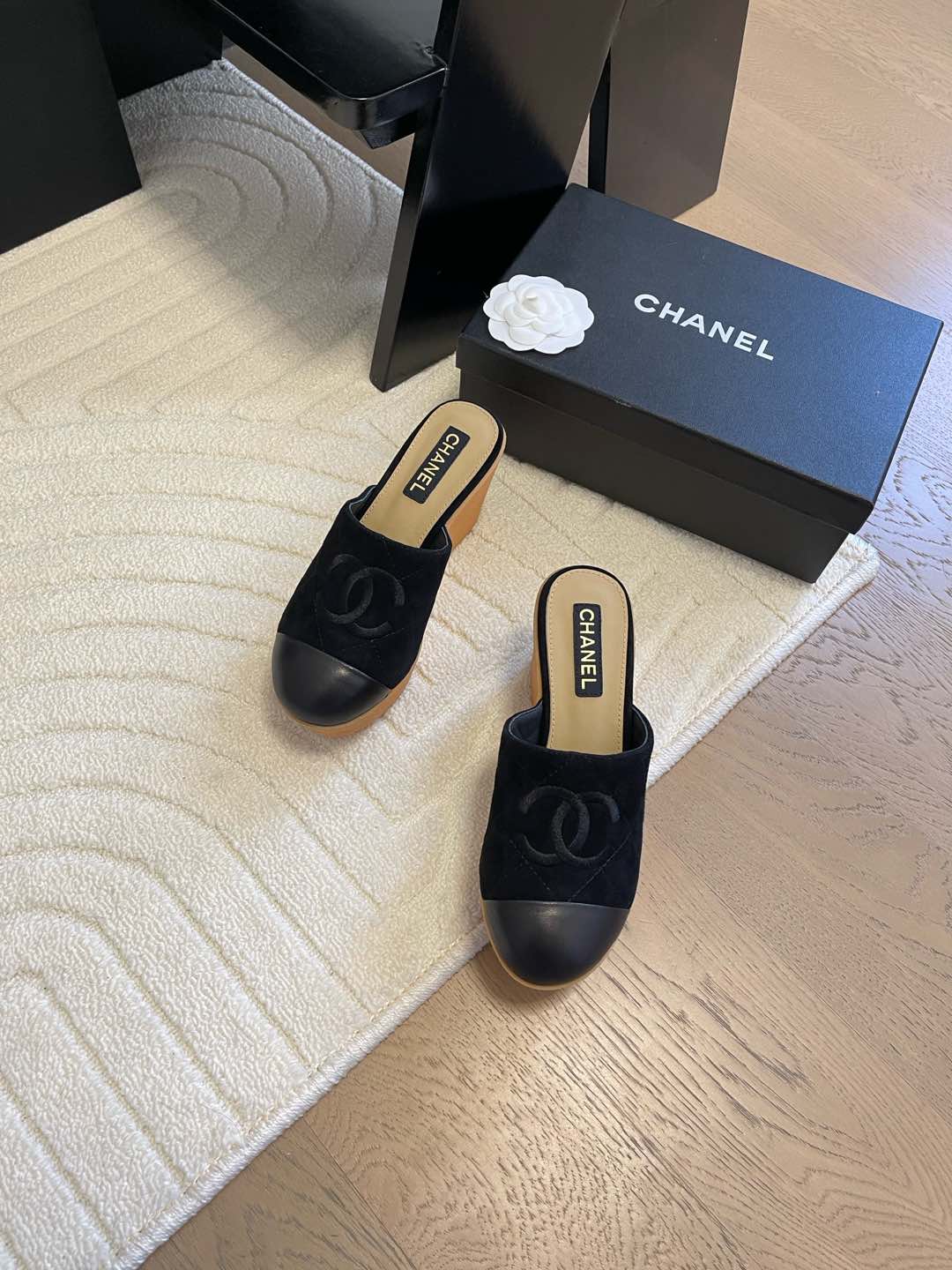 NO:174557,Chanel 25C new wedge semi-trail series, one-legged pedal series, upper cowhide, inner sheepskin, original outsole Size:35-39 40 fixed, semi-trail, chanel, cowhide, sheepskin19860909Chanel 25C新款坡跟半拖系列 一脚蹬系列 鞋面牛皮 内里羊皮 原版大底 Size:35-39 40定,半拖,chanel,cowhide,sheepskin,Women's Shoes