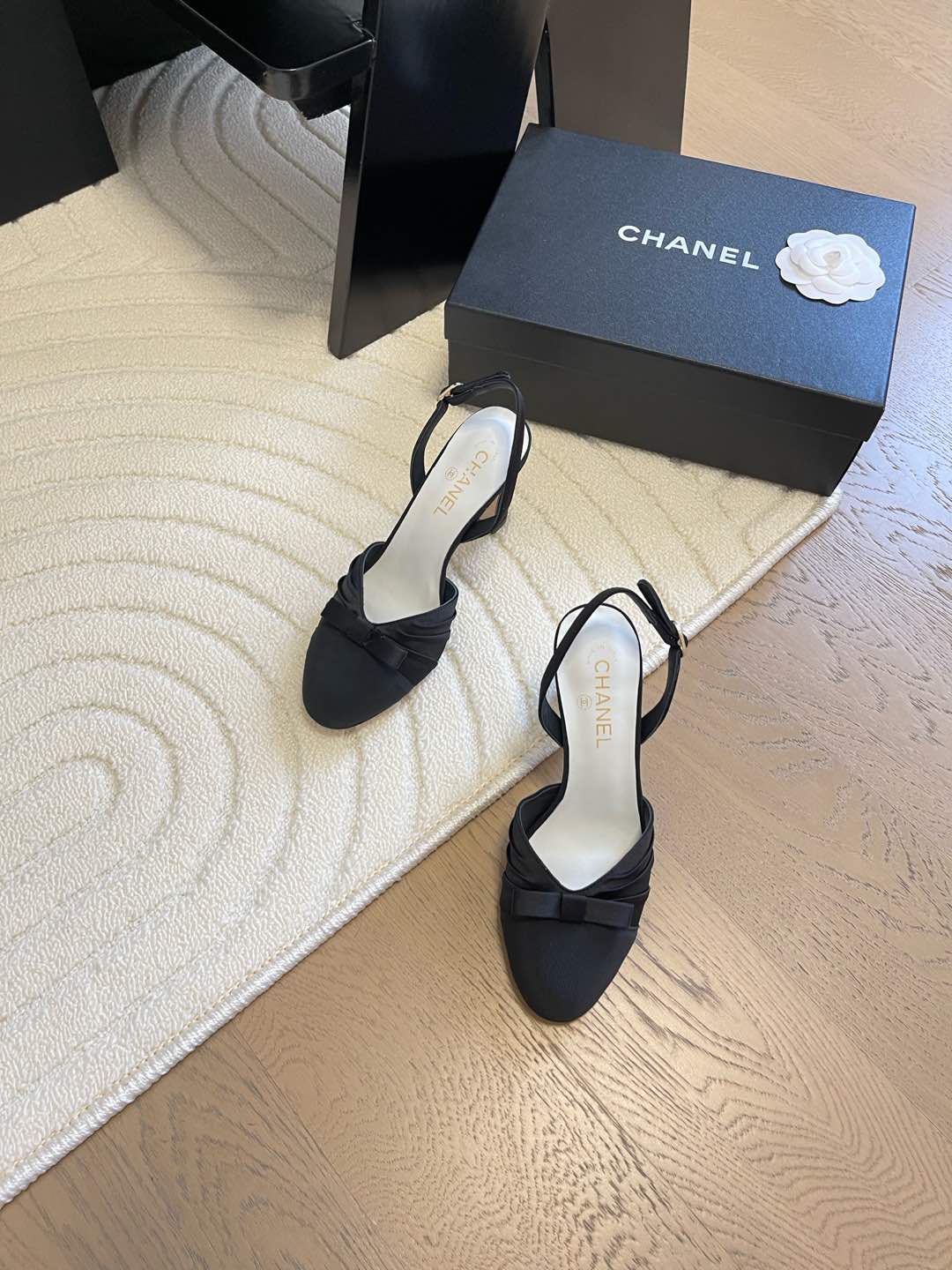 NO:166196,Chanel 25C new bow sandals, simple but not simple, the foot is particularly thin. Customized upper surface, inner foot pad sheepskin, thickened leather sole. Heel height 7.5 Size: 35-39 Other sizes customized, sandals, chanel, sandals, sheepskin, Leather soles19860909Chanel 25C新款蝴蝶结凉鞋 简约而不简单的款,上脚特别显脚细. 鞋面定制面,内里垫脚羊皮,加厚真皮大底. 跟高7.5 Size:35-39 其它码数定做,凉鞋,chanel,sandals,sheepskin,Leather soles,Women's Shoes