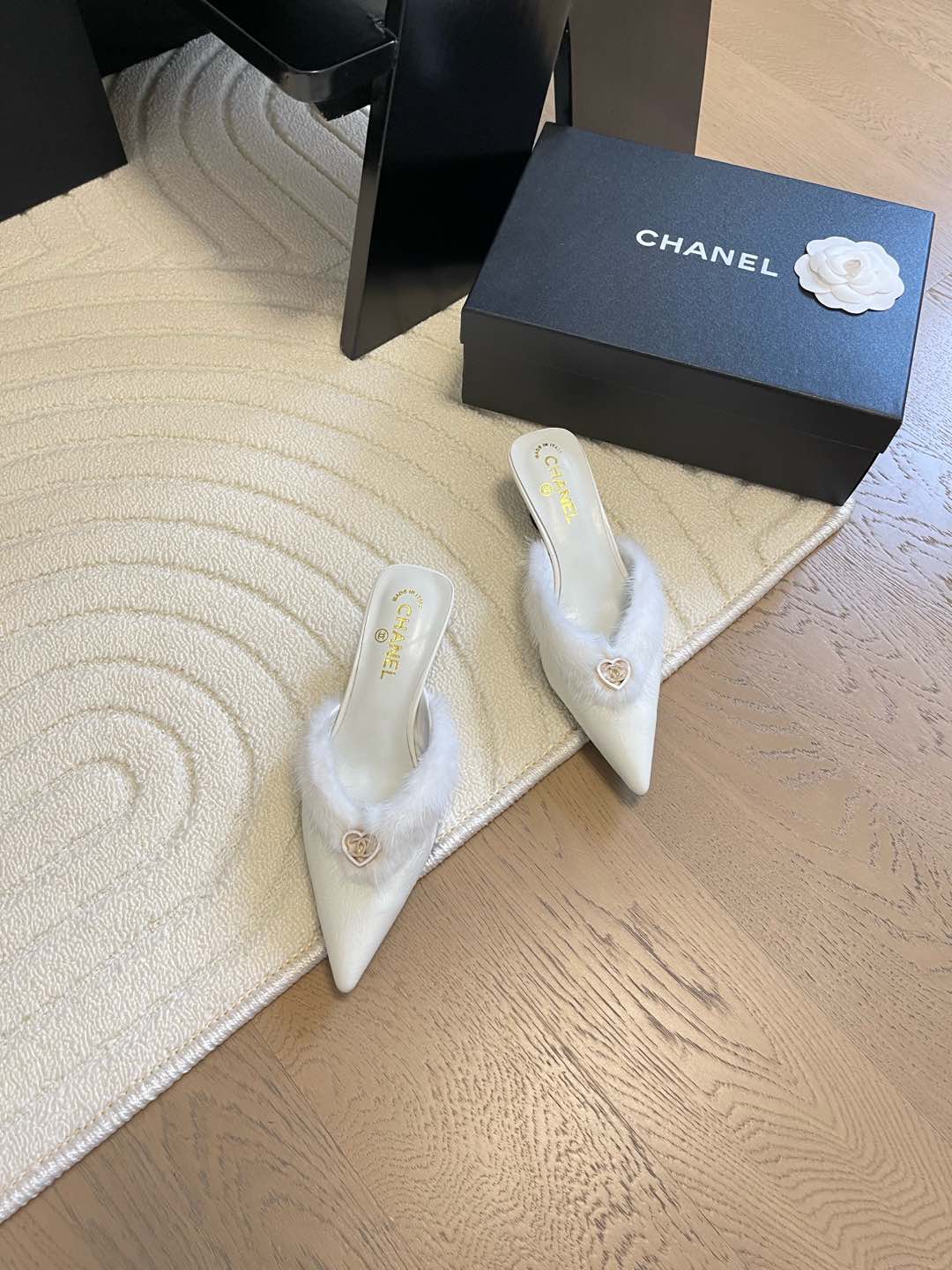 NO:174555,Chanel 25C pointed toe Muller semi-tug series One-foot pedal series Upper cowhide inner sheepskin genuine leather outsole Size:35-39 40 fixed, semi-tug, chanel, cowhide, sheepskin, Leather soles19860909Chanel 25C尖头穆勒半拖系列 一脚蹬系列 鞋面牛皮 内里羊皮 真皮大底 Size:35-39 40定,半拖,chanel,cowhide,sheepskin,Leather soles,Women's Shoes