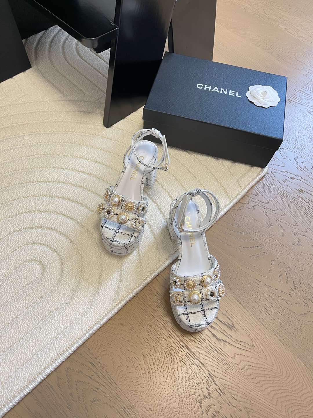 NO:166199,Chanel 25C high-end handicraft workshop series, new models are available first, this spring and summer must-have items Original development Private model hardware Original outsole Upper cowhide/Nibu Neli sheepskin Size: 35-39 Other sizes are set, sandals, chanel, sandals, cowhide, sheepskin19860909Chanel 25C高级手工坊系列 新款抢先发售 今年春夏必爆单品 原版开发 私模五金 原版大底 鞋面牛皮/妮布 内里羊皮 Size:35-39 其他码数定,凉鞋,chanel,sandals,cowhide,sheepskin,Women's Shoes