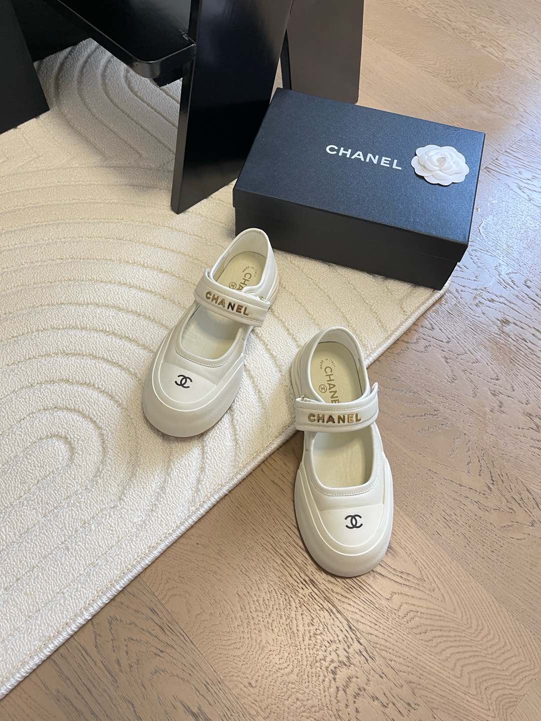 NO:174547,Chanel's new thick-soled shallow-mouthed Mary Jane women's shoes. The new model is on sale first!  Latest color matching Top version Upper cowhide inner sheepskin Original outsole Size 35-41 Customized non-return and exchange, Mary Jane, Chanel, Mary jane, cowhide, sheepskin19860909Chanel 新款厚底浅口玛丽珍女鞋 新款抢先发售！ 最新配色 顶级版本 鞋面牛皮 内里羊皮 原版大底 码数35-41 定制不退换,玛丽珍,chanel,mary jane,cowhide,sheepskin,Women's Shoes