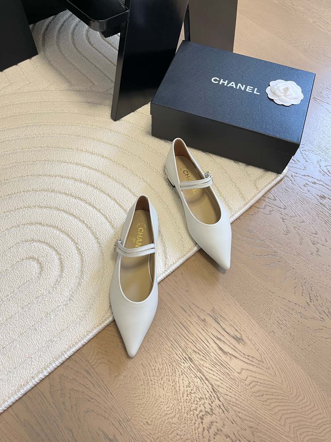 NO:174545,Chanel 25C new Mary Jane pointed-toe shoes top-quality products!  All colors are available in my home!  Imported leather material on the upper, sheepskin inside the footrest, original hardware buckle. They are all equipped with top-grade packaging for the counter!  Size:35-39 Other codes customized, Mary Jane, Chanel, Mary jane, Sheepskin19860909Chanel 25C新款玛丽珍尖头单鞋 顶级对版货！ 所有的颜色我家都有！ 鞋面进口皮料,垫脚内里羊皮,原版五金扣. 均配专柜顶级包装！ Size:35-39 其它码数定做,玛丽珍,chanel,mary jane,sheepskin,Women's Shoes