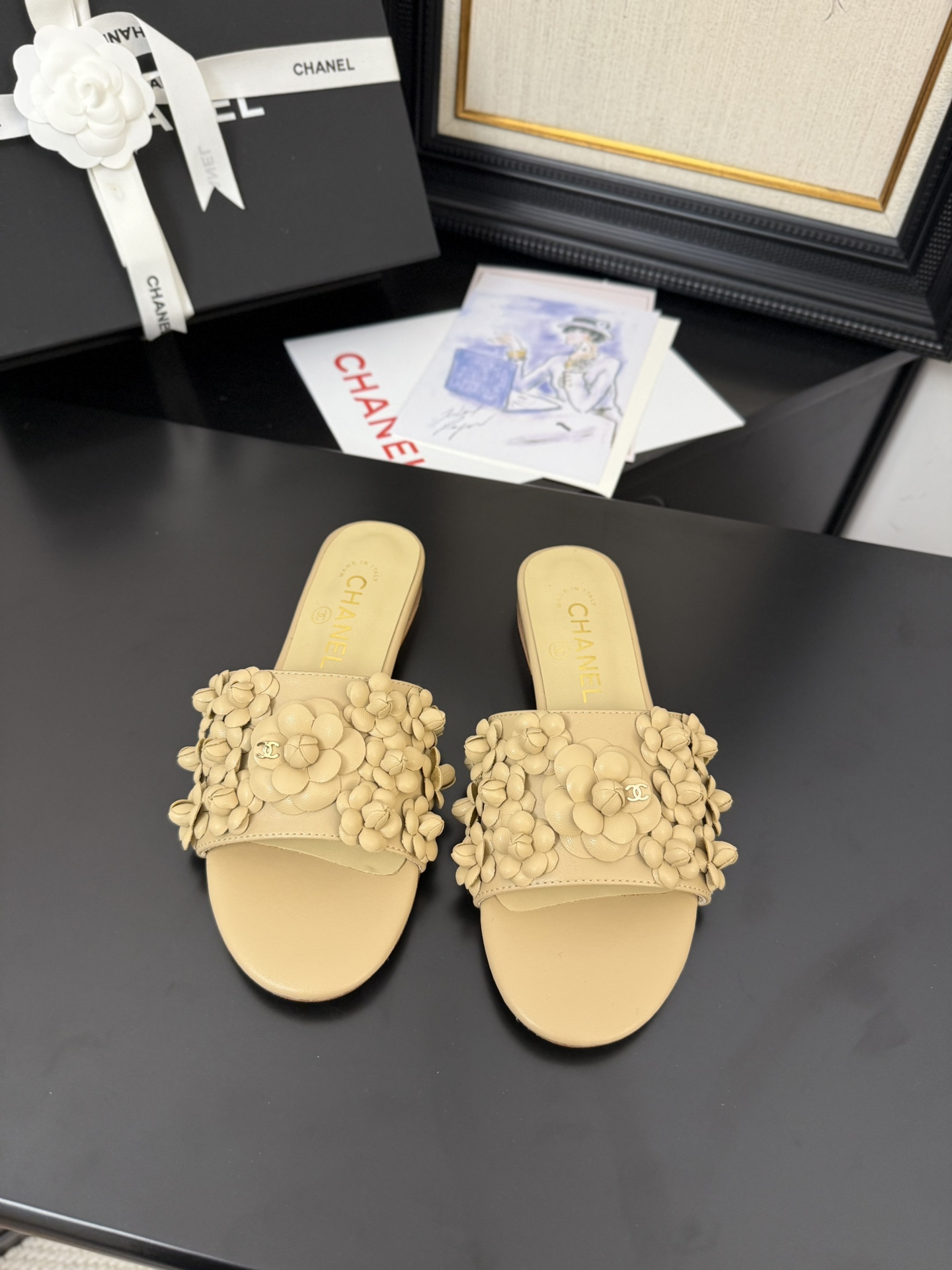 NO:749786,Batch Chanel Xiaoxiang 25C spring and summer new product Camellia series slippers. The upper is made of imported lambskin. The lining is mixed sheepskin. Italian A-grade leather outsole. Size35-39 (40/41 customized), slippers, chanel, slippers, sheepskin, Leather soles.19860909批 Chanel小香25C春夏新品 山茶花系列拖鞋 鞋面采用进口小羊皮 内里垫脚混种羊皮 意大利A级真皮大底 Size35-39（40/41定制）,拖鞋,chanel,slippers,sheepskin,Leather soles,Women's Shoes