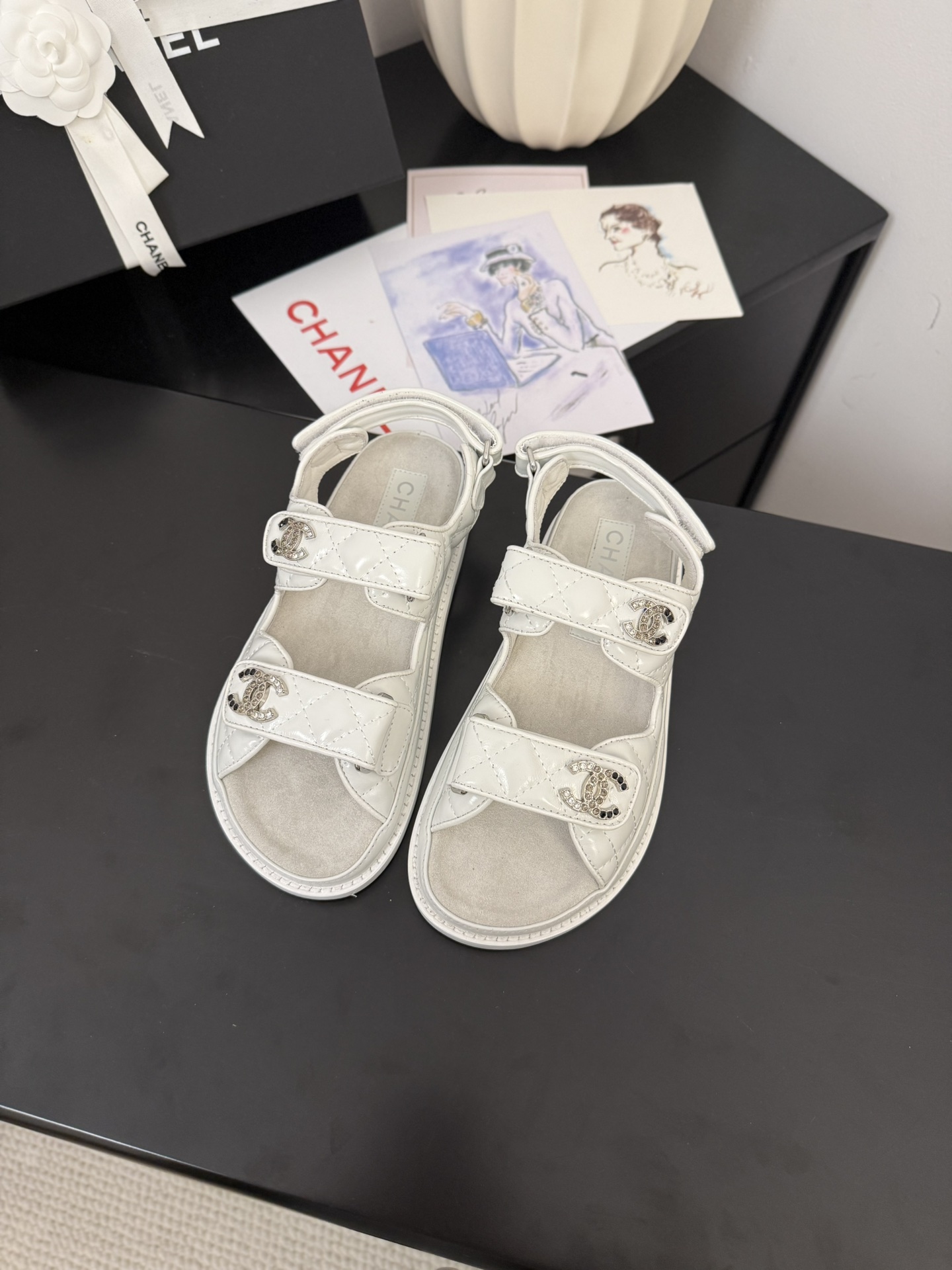 NO:224797,Semi-torque sandals genuine leather sole 30 Chanel 25 new Velcro sandal layout!  Top version of the product!  All colors are available in my home!  Imported upper fabric, sheepskin inside the footrest, original hardware buckle. All equipped with top-grade packaging for special counters!  Size:35-39 Other sizes customized, semi-slide sandals, chanel, sandals, sheepskin19860909半拖 凉鞋 真皮底30 Chanel 25新魔术贴凉鞋版面！ 顶级对版货！ 所有的颜色我家都有！ 鞋面进口面料,垫脚内里羊皮,原版五金扣. 均配专柜顶级包装！ Size:35-39 其它码数定做,半拖凉鞋,chanel,sandals,sheepskin,Women's Shoes