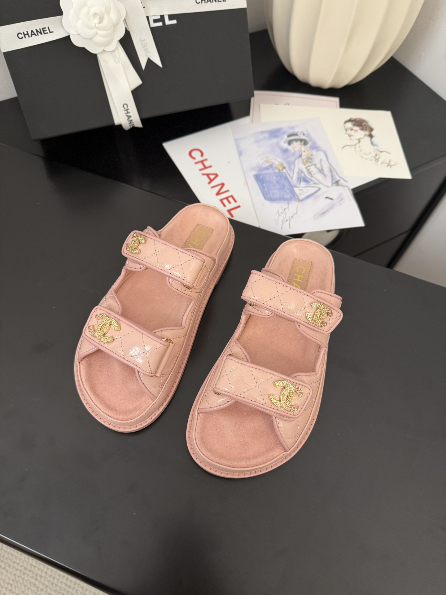 NO:224800,Semi-torque sandals genuine leather sole 30 Chanel 25 new Velcro sandal layout!  Top version of the product!  All colors are available in my home!  Imported upper fabric, sheepskin inside the footrest, original hardware buckle. All equipped with top-grade packaging for special counters!  Size:35-39 Other sizes customized, semi-slide sandals, chanel, sandals, sheepskin19860909半拖 凉鞋 真皮底30 Chanel 25新魔术贴凉鞋版面！ 顶级对版货！ 所有的颜色我家都有！ 鞋面进口面料,垫脚内里羊皮,原版五金扣. 均配专柜顶级包装！ Size:35-39 其它码数定做,半拖凉鞋,chanel,sandals,sheepskin,Women's Shoes