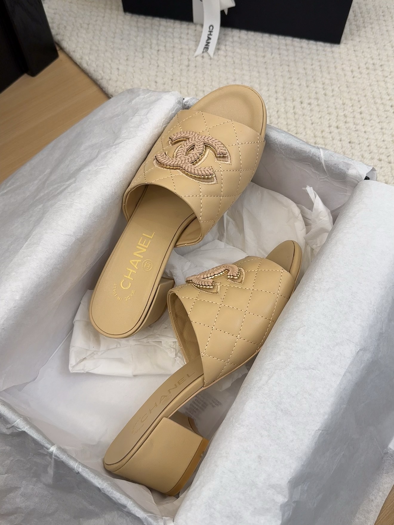 Elegant Beige Leather Heeled Sandals with Iconic CC Logo, Heel height: 5cm/2cm 6 i1742150343 9629 8